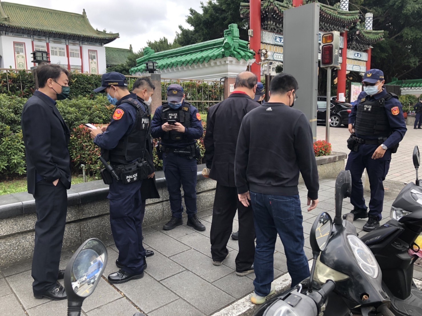 警方在一殯周邊盤查參與告別式人士。（翻攝畫面）