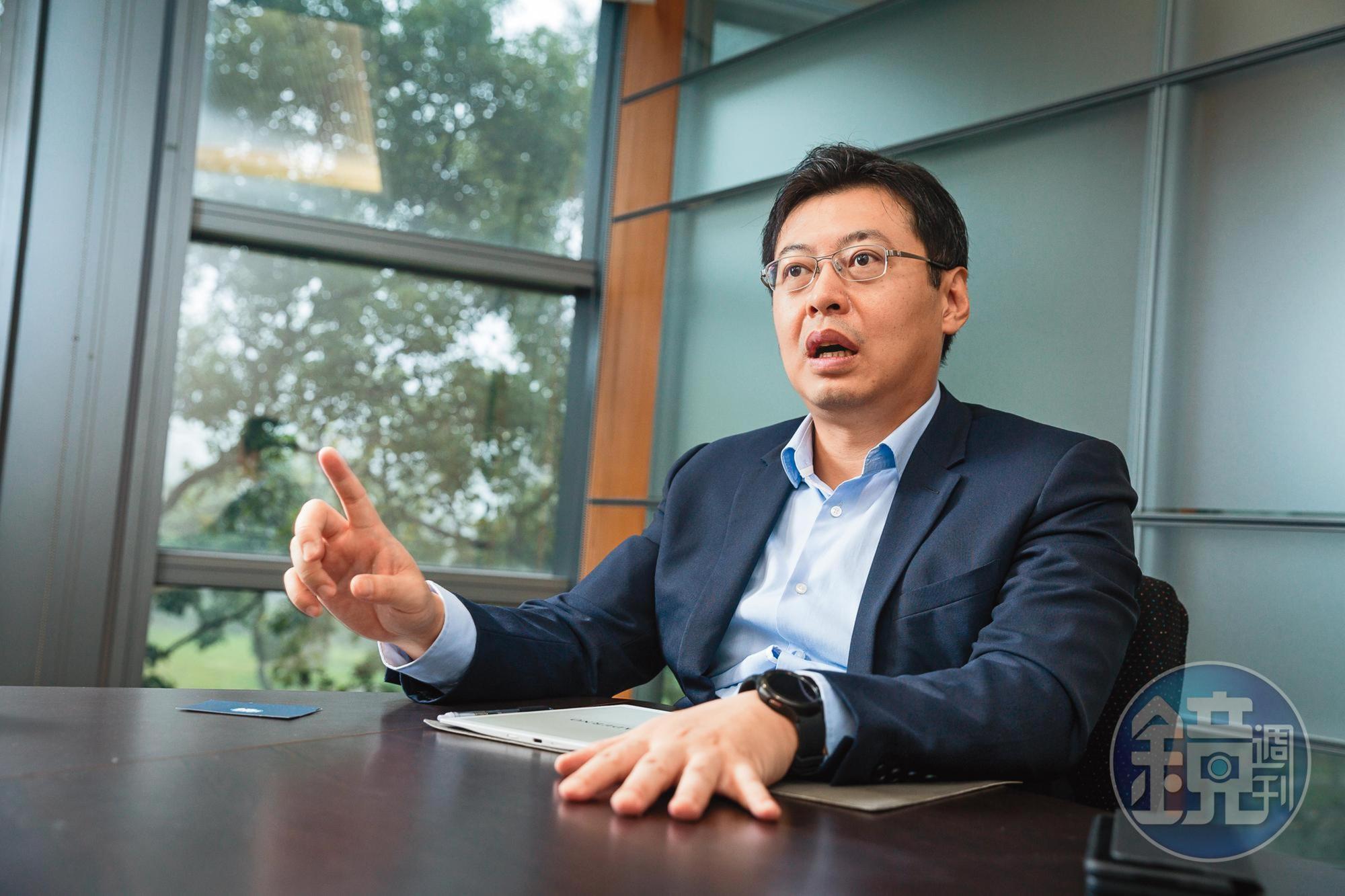 談起與BMW的合作,元太董事長李政昊難掩興奮表情,直言「趨勢現在站在元太這邊!」