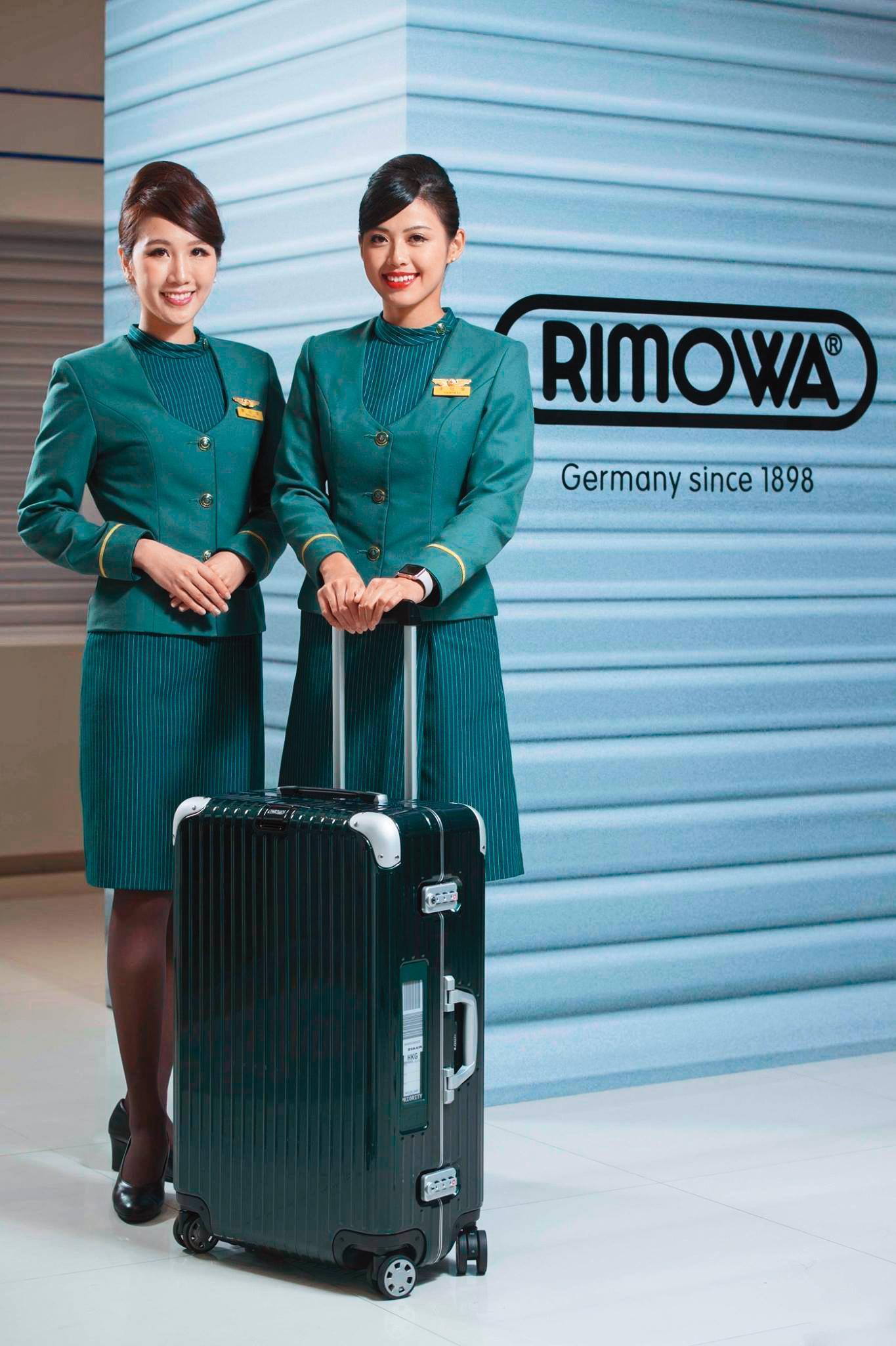 RIMOWA推出智慧行李箱，找上元太打造電子行李標籤（箭頭指處），將行李貼條資訊電子化，搶攻金字塔頂端客群。（翻攝自EVA Airways Corp.長榮航空 臉書）