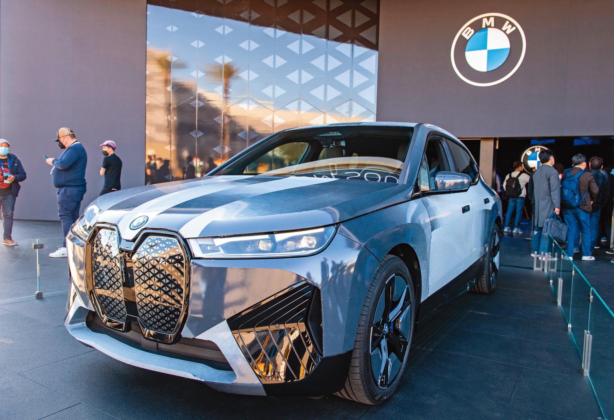 藉由元太電子紙技術，BMW iX Flow外觀瞬間由黑色轉變成白色，在CES展大出風頭，並引起廣泛討論。（達志影像）