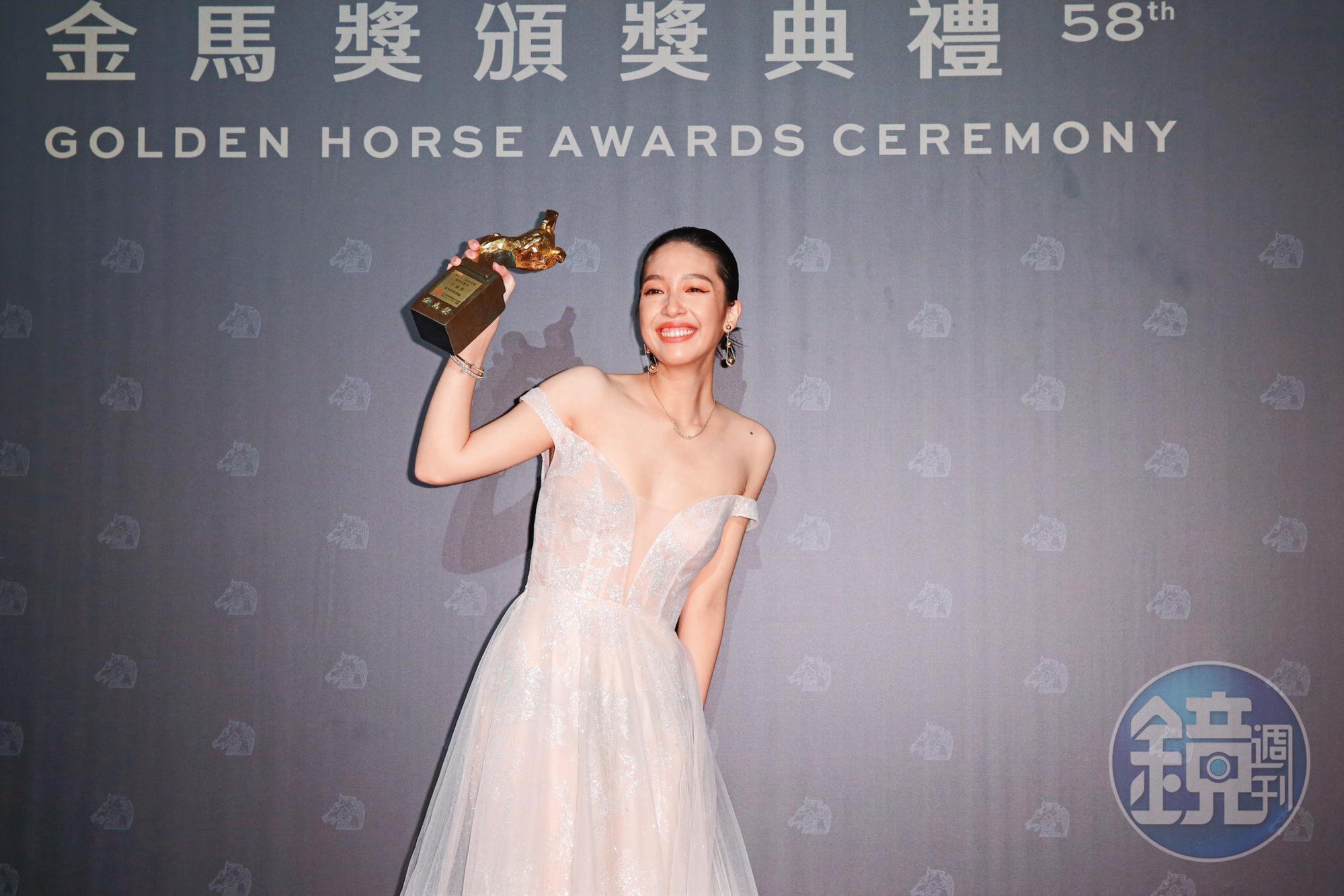 王渝萱拿到第58屆金馬獎最佳女配角獎,收到長輩給的祝賀紅包超開心。