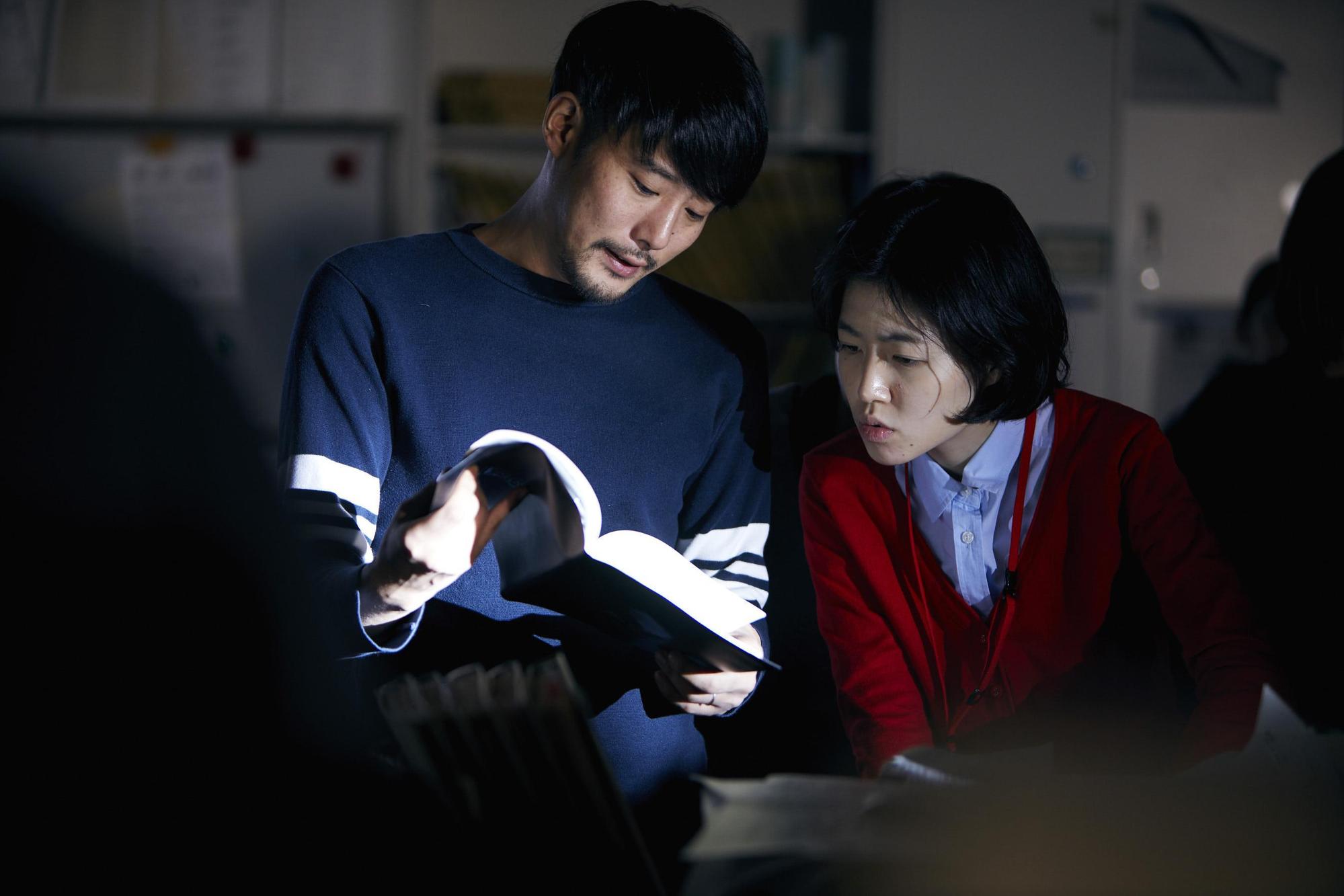 藤井道人(左)執導的電影《新聞記者》中,由韓國女星沈恩敬(右)演出日韓混血記者。(天馬行空提供)
