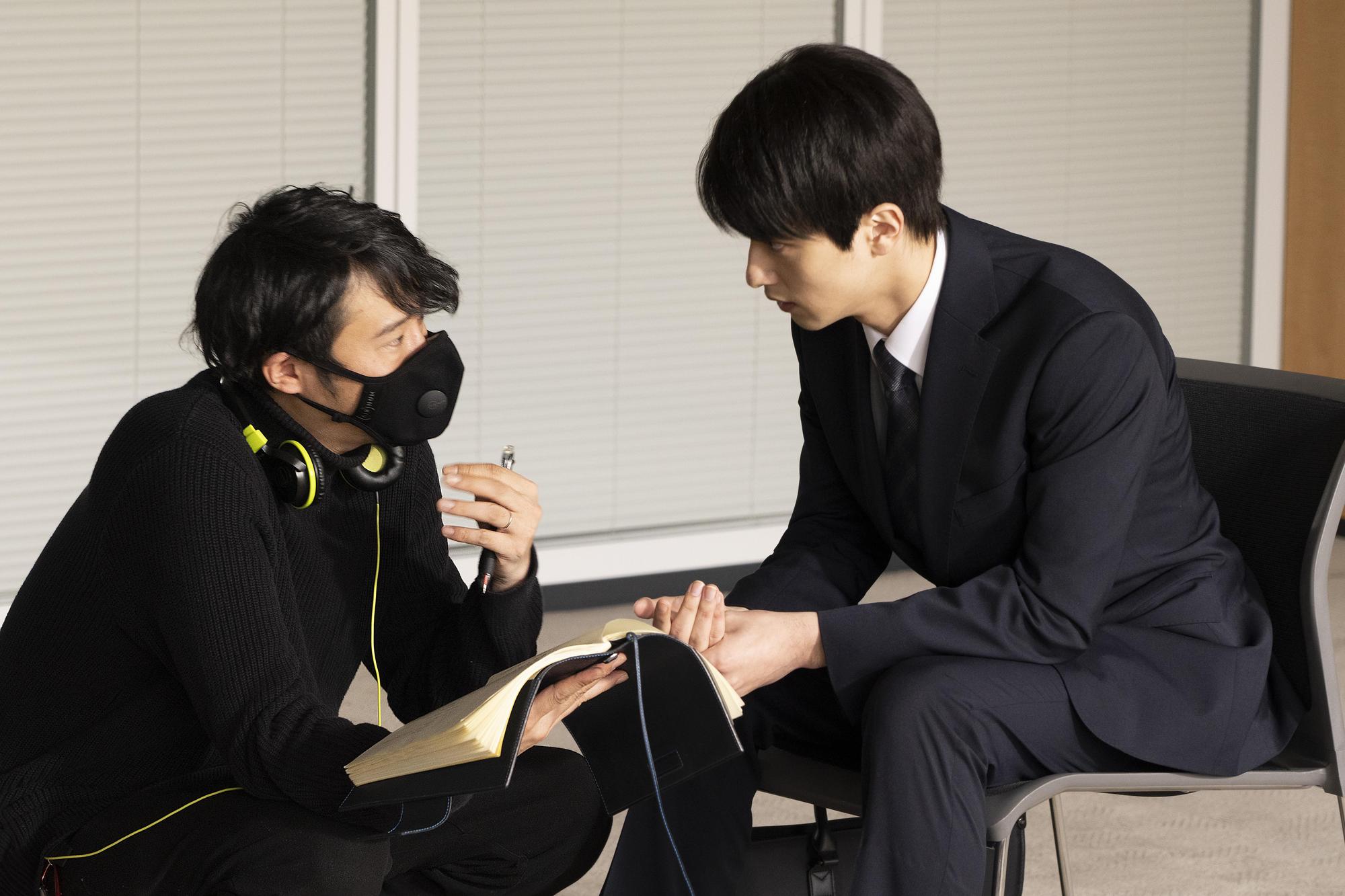 藤井道人（左）提議在劇集版《新聞記者》加入一般民眾視角的大學生角色，並指名由新生代演員橫濱流星演出。（Netflix提供）