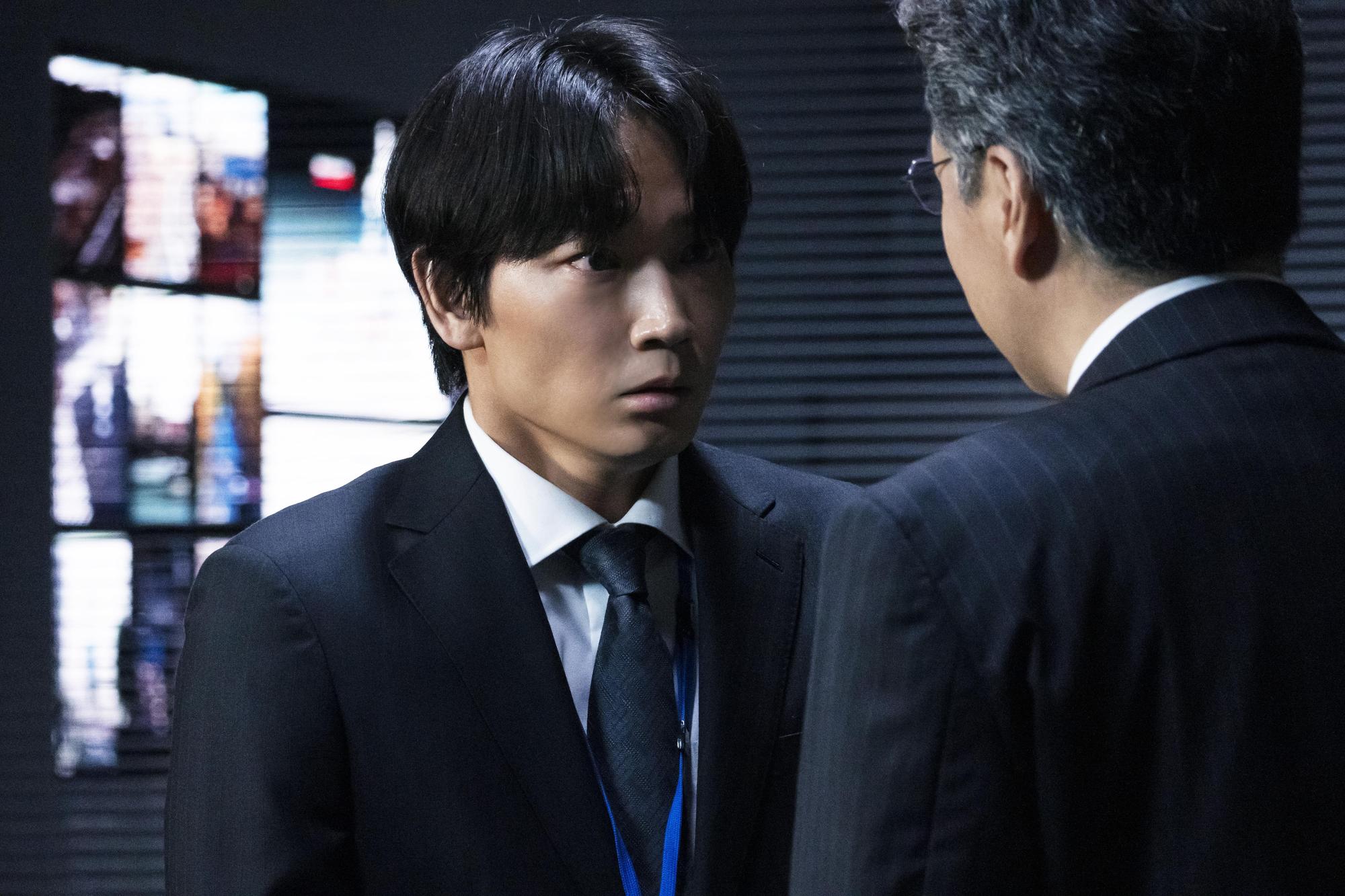 《新聞記者》中綾野剛(左)被調至內閣情報調查室工作。(Netflix提供)