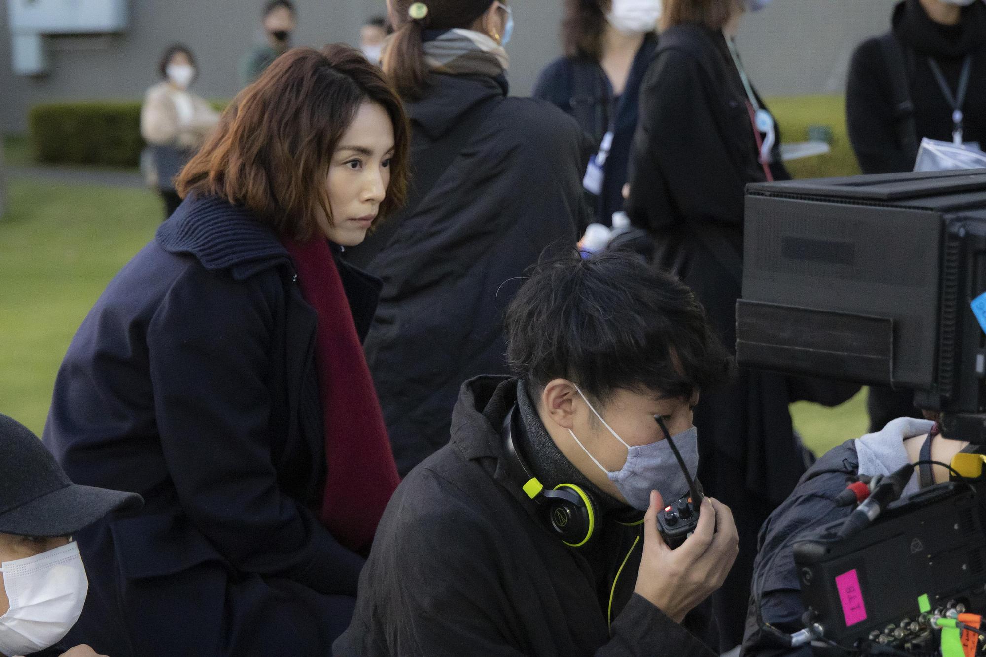 米倉涼子（左）因演出《新聞記者》首次與導演藤井道人（右）合作，她為詮釋松田杏奈在拍攝過程中經歷挫折。（Netflix提供）