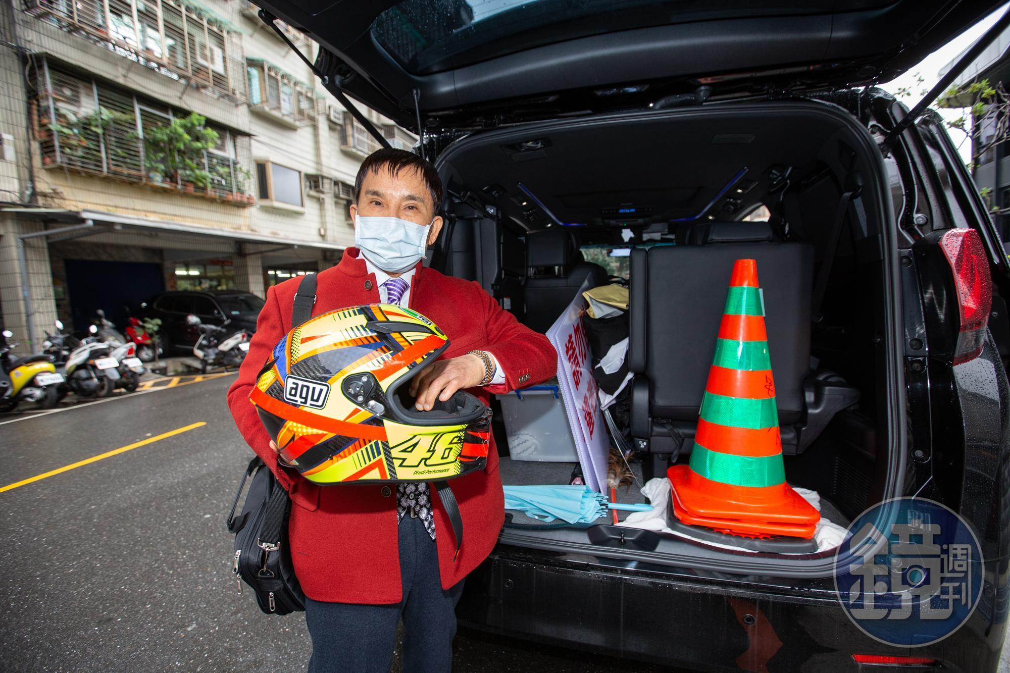 張景德很重視人身安全,車上擺著安全帽,若車程長,就會戴上安全帽多一層保護。