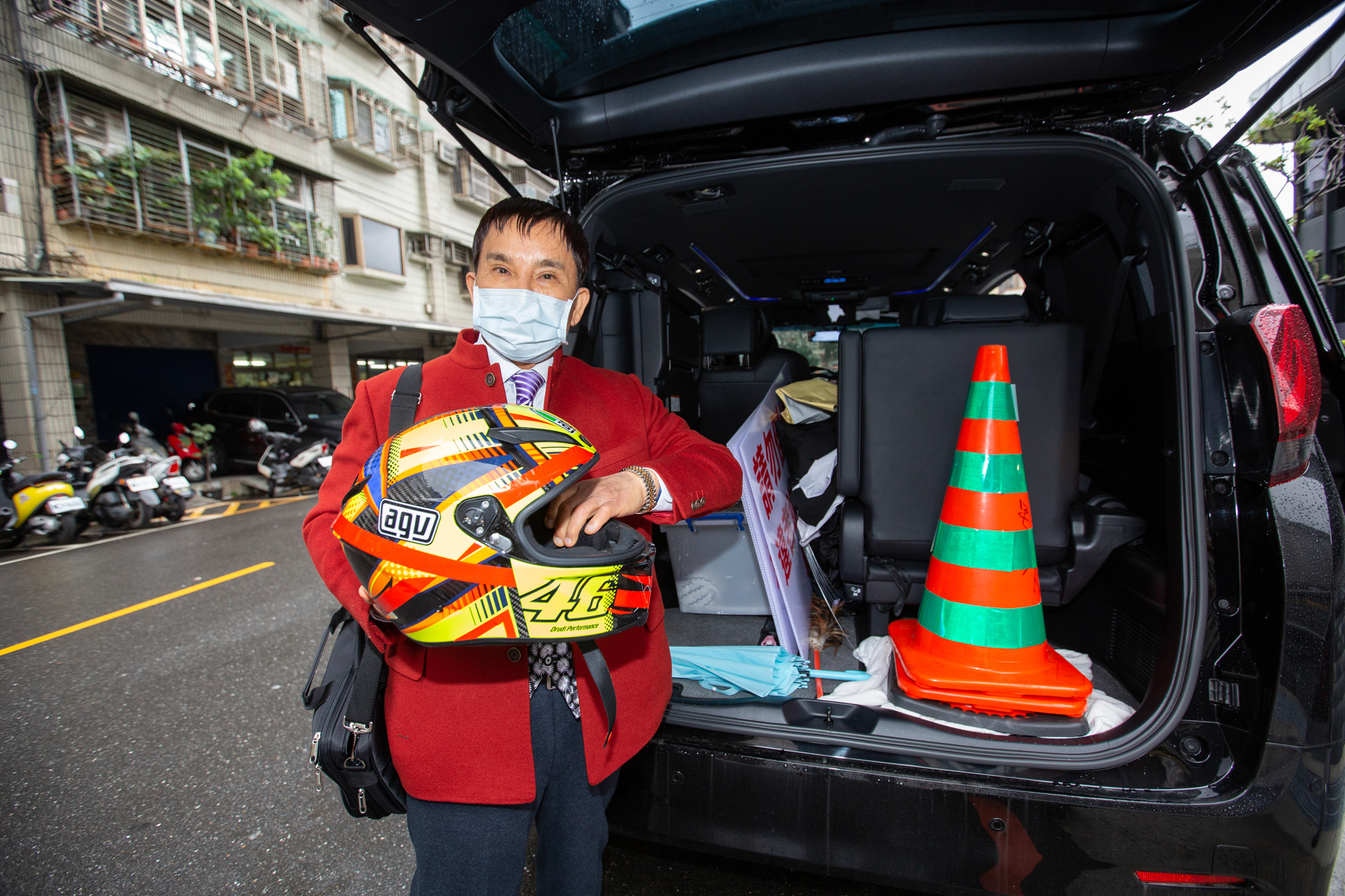 張景德很重視人身安全，車上擺著安全帽，若車程長，就會戴上安全帽多一層保護。