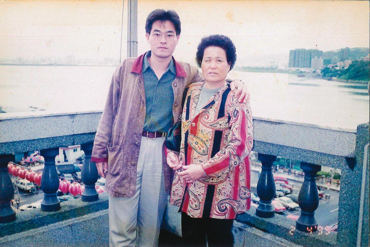 吳思漢（左）4歲喪父，母親（右）一眼失明，辛苦拉拔4個孩子長大，母子情深。（南藝提供）