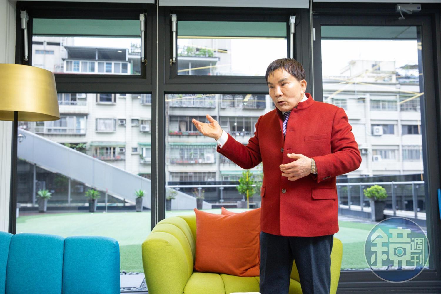 今年71歲的張景德,講話中氣十足,全台語、帶有鄉土氣息,出場時總是一身筆挺的訂製西服。