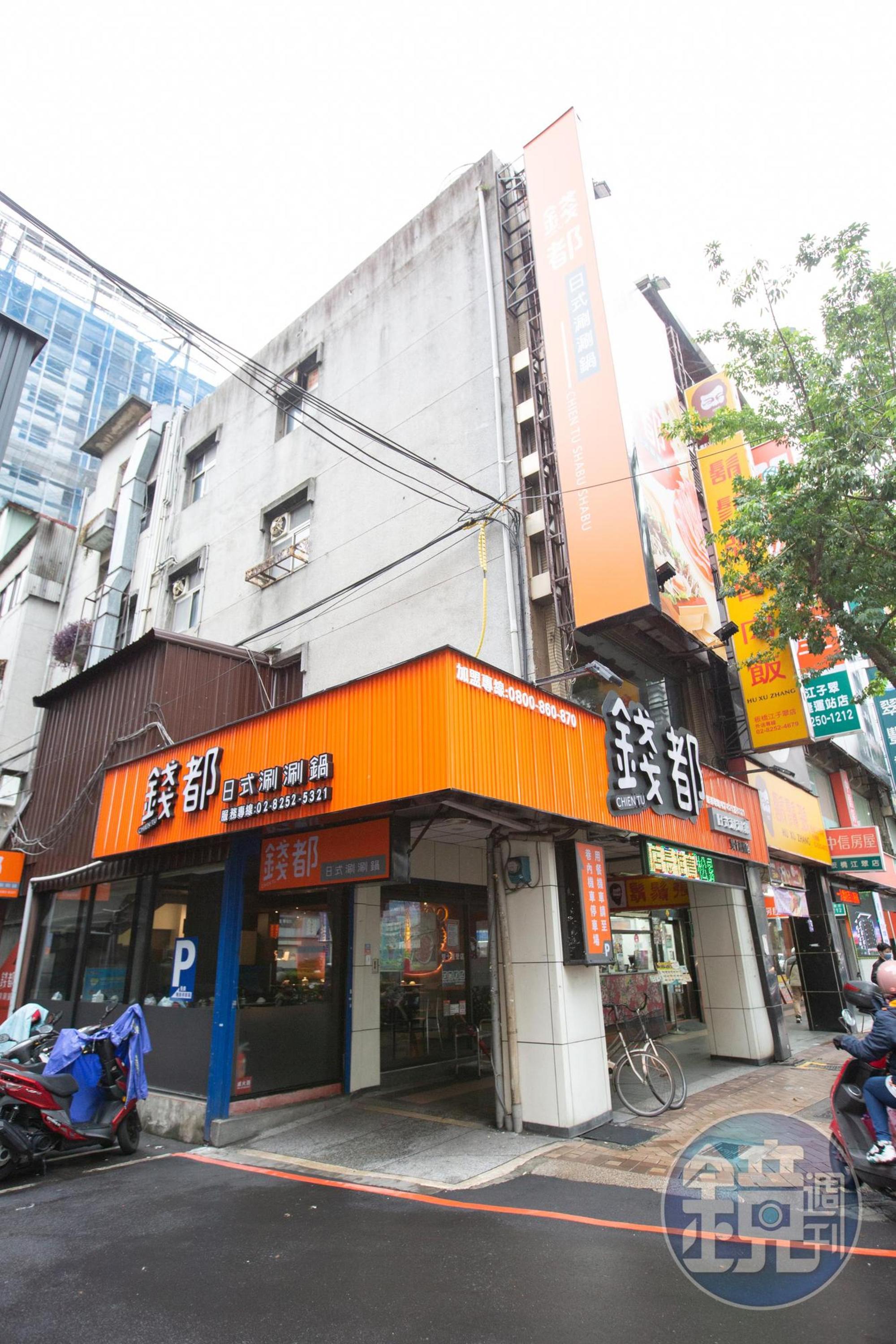 錢都涮涮鍋直營店,地點大多在紅綠燈下的角間、三角窗,可以吸引路過民眾注意。