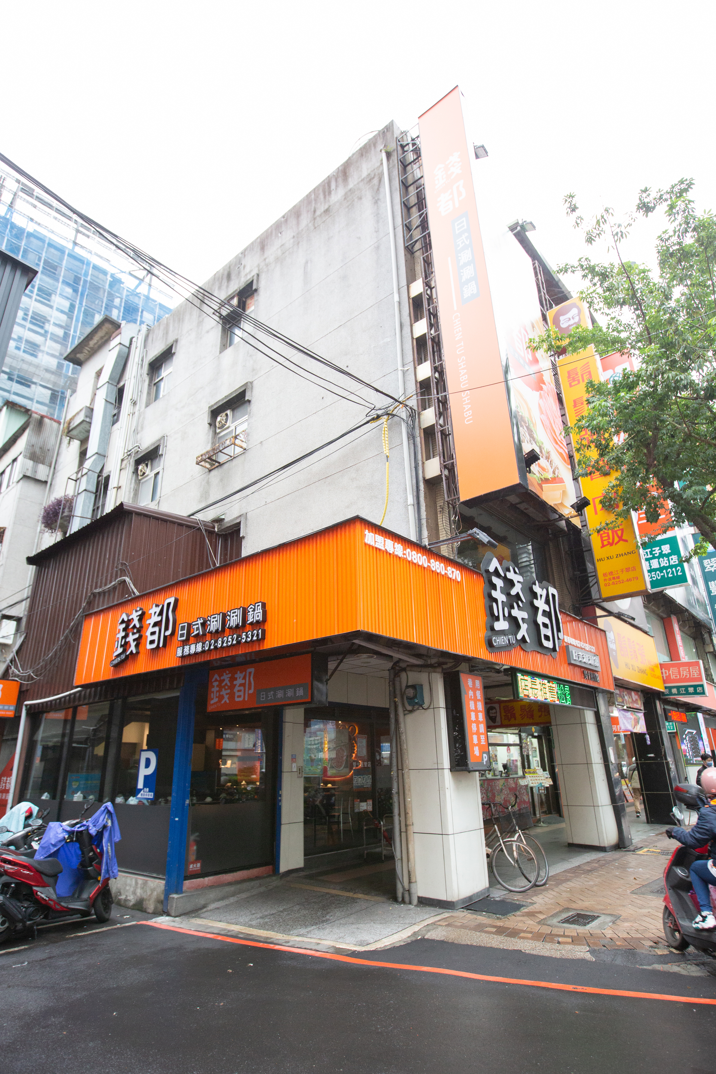 錢都涮涮鍋直營店，地點大多在紅綠燈下的角間、三角窗，可以吸引路過民眾注意。