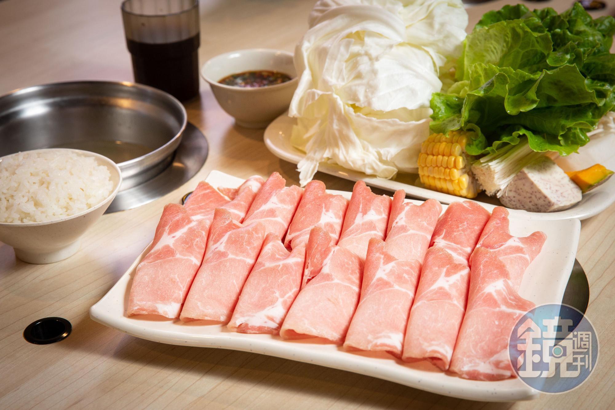 錢都的梅花豬肉鍋套餐,白飯、菜盤、肉盤份量頗足,還可選擇菜多或肉多,希望讓顧客都能吃飽。(269元/份,板橋雙十店)
