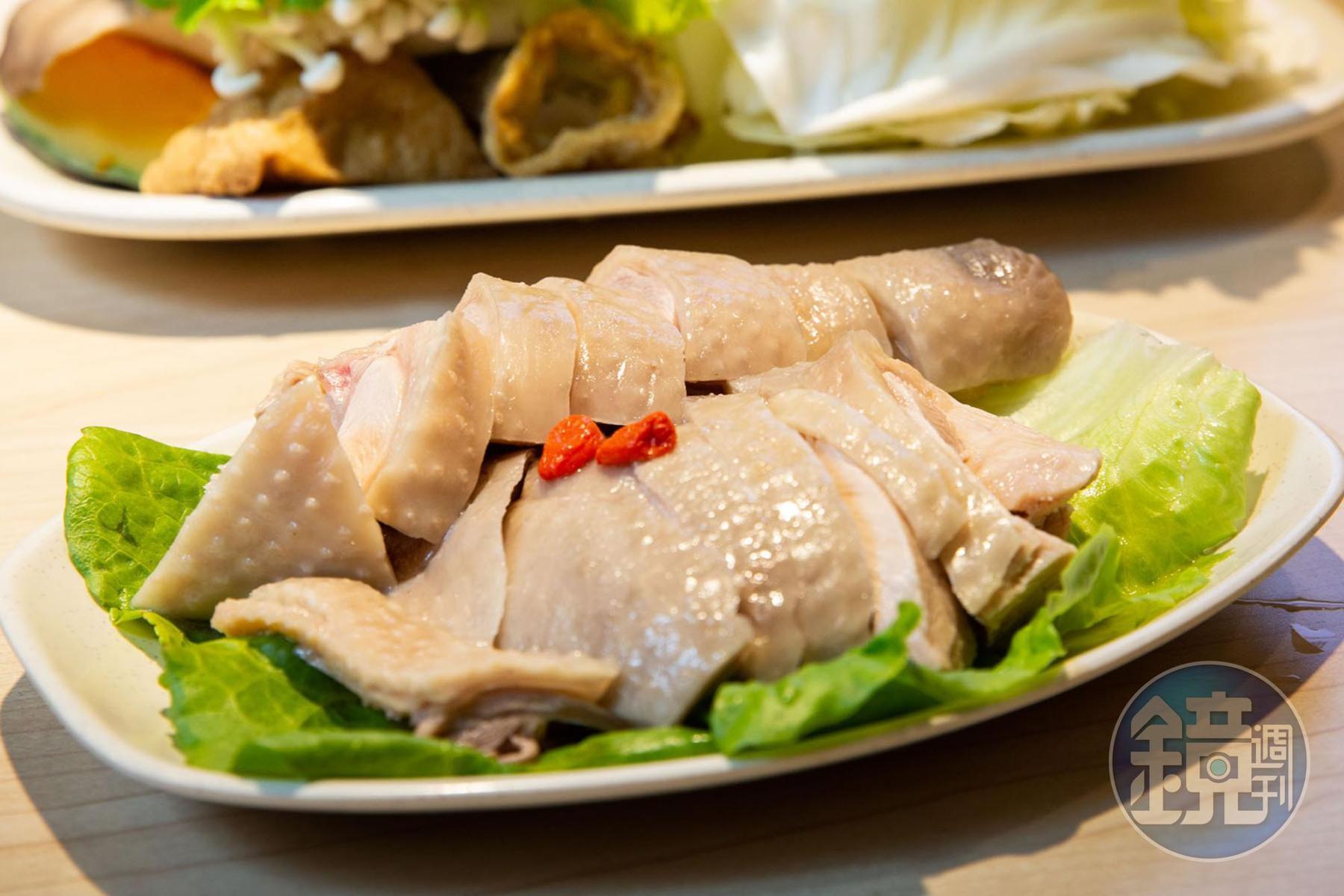 錢都的醉雞盤使用雞腿肉,肉質Q彈、酒香明顯,是許多客人會單點的菜色。(160元/份)