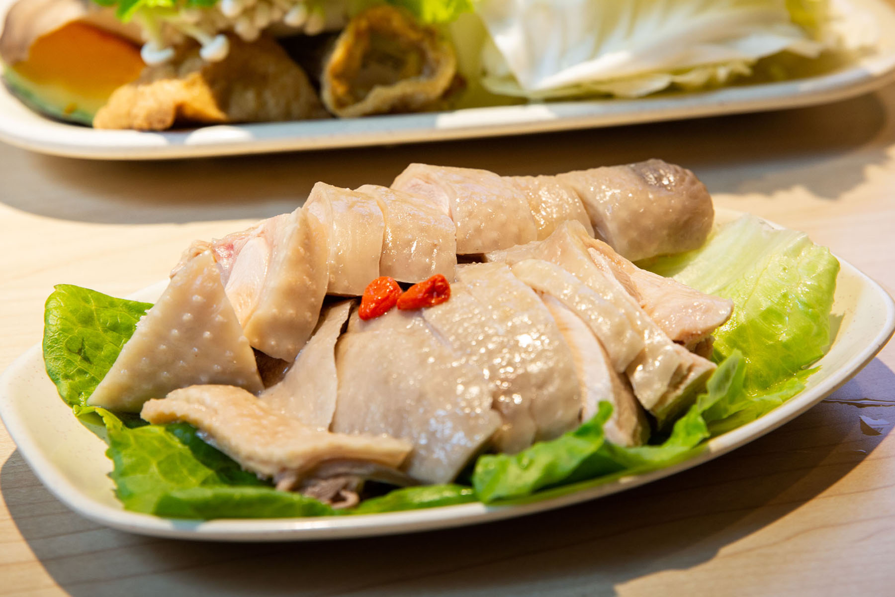 錢都的醉雞盤使用雞腿肉，肉質Q彈、酒香明顯，是許多客人會單點的菜色。（160元／份）