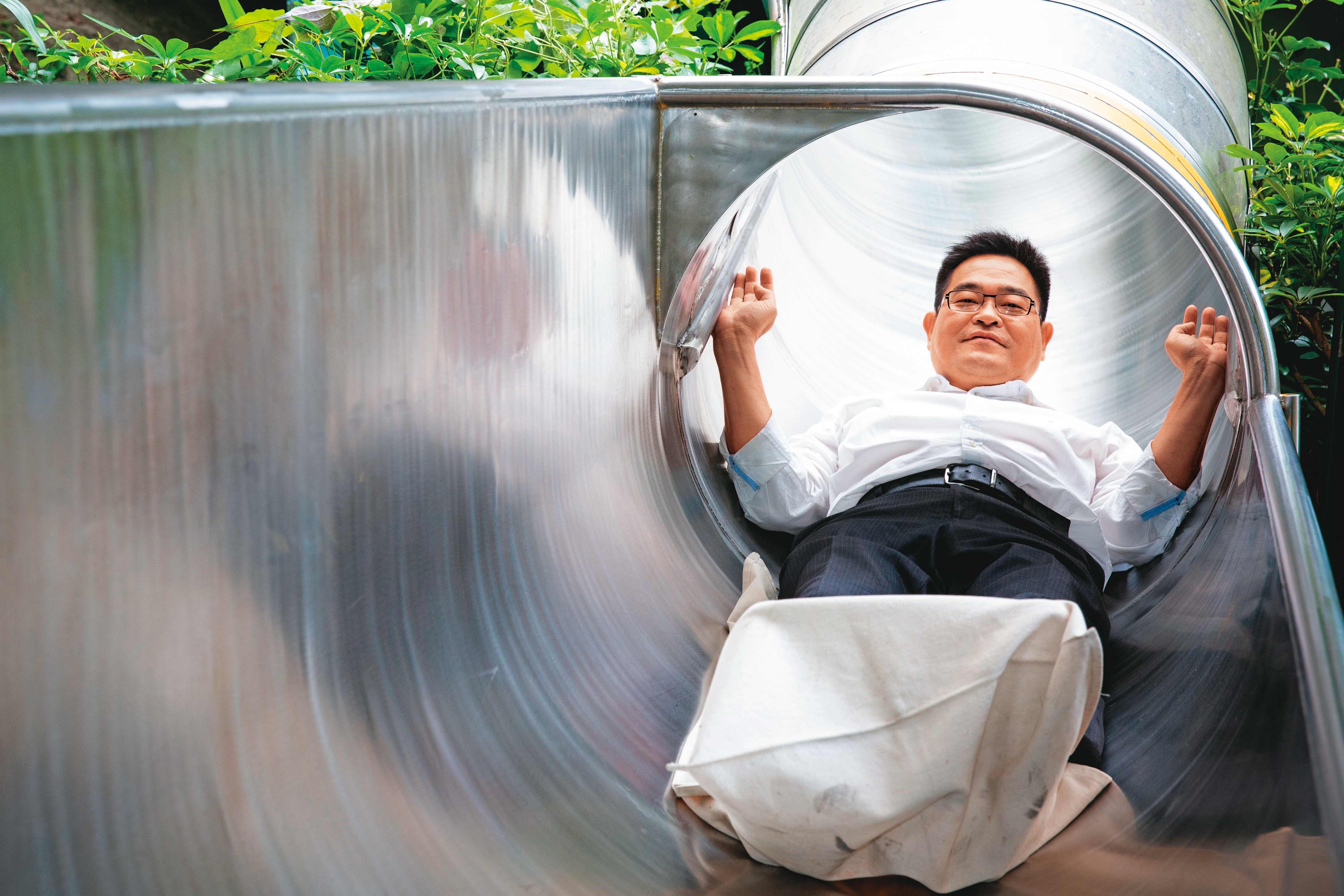 吳思漢2014年獨家代理德國Wiegand立體螺旋溜滑梯,玩時得套上保護裝置,在重力加速度下,兼顧安全與刺激感,在全台掀起溜滑梯熱潮。