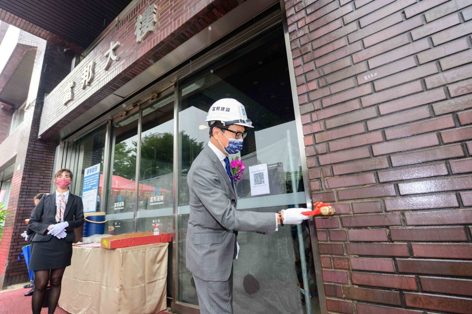 富邦集團董事長蔡明忠手持金錘象徵性地拆除集團「起家厝」，預計五年後，新大樓將順利完工。（富邦金控提供）