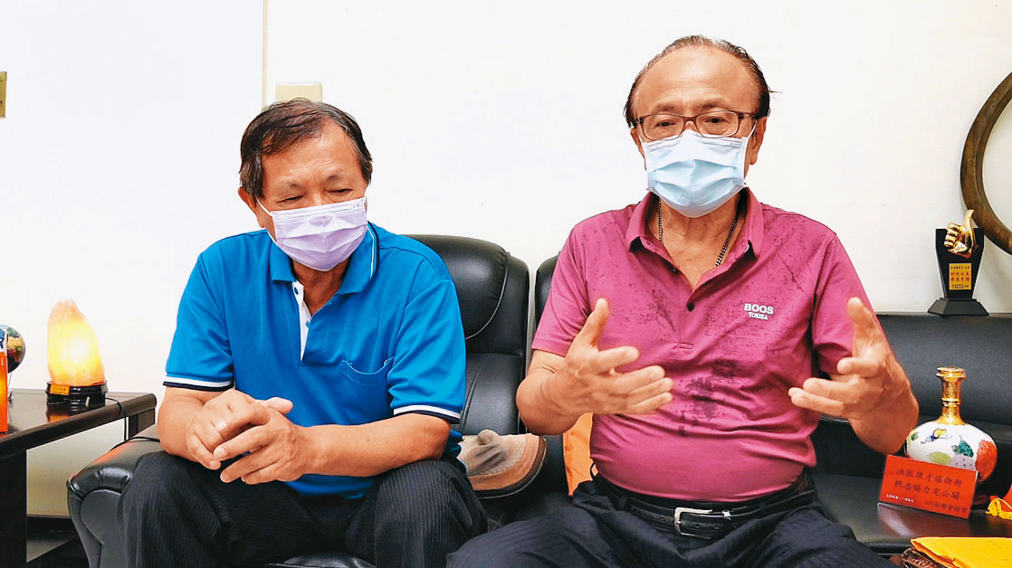 監事陳培森（右）、理事游泓毅（左）指控北市中藥工會理事長涉嫌不法。