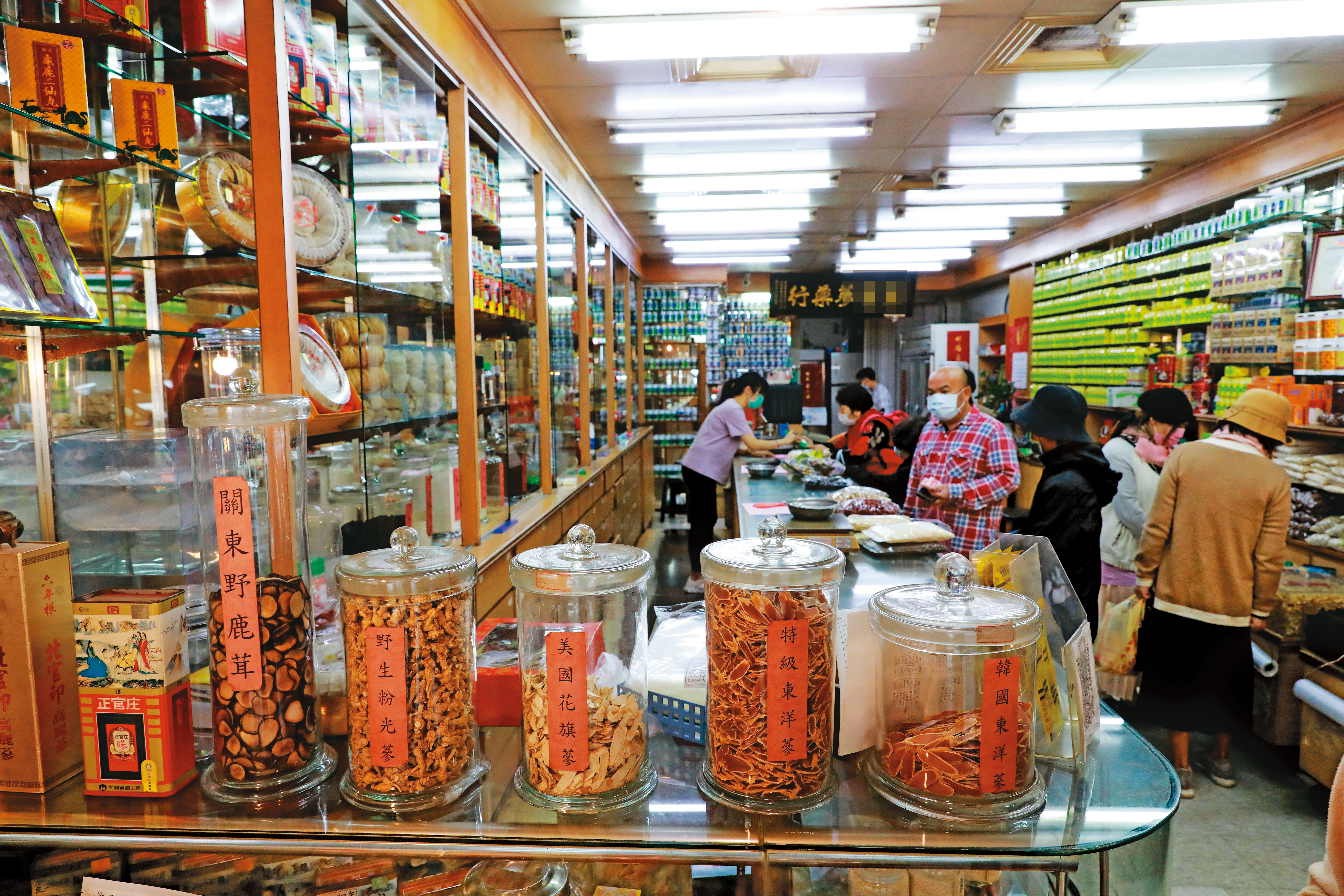 中藥行員工加入北市中藥工會，每月須繳交170元的會費及福利金。示意畫面。