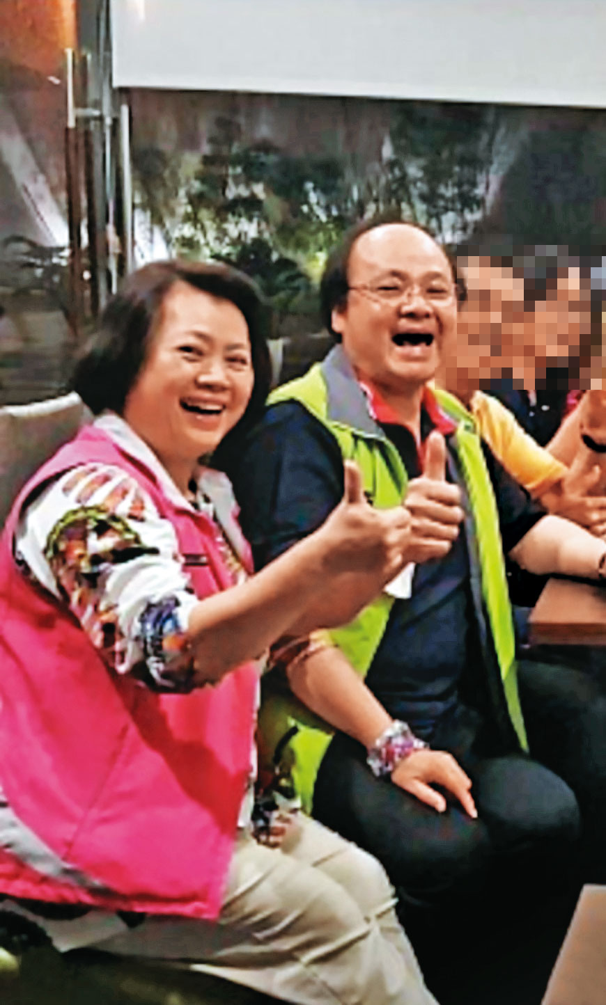 理事長袁千富（右）夫妻，被控掏空北市中藥工會上千萬元。 （翻攝台北市中藥製造業職業工會官網）