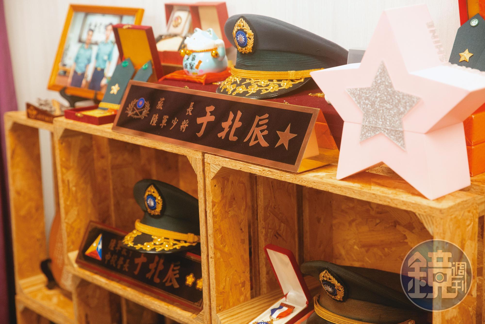 直播工作室裡擺滿軍旅生涯的榮譽勳章。