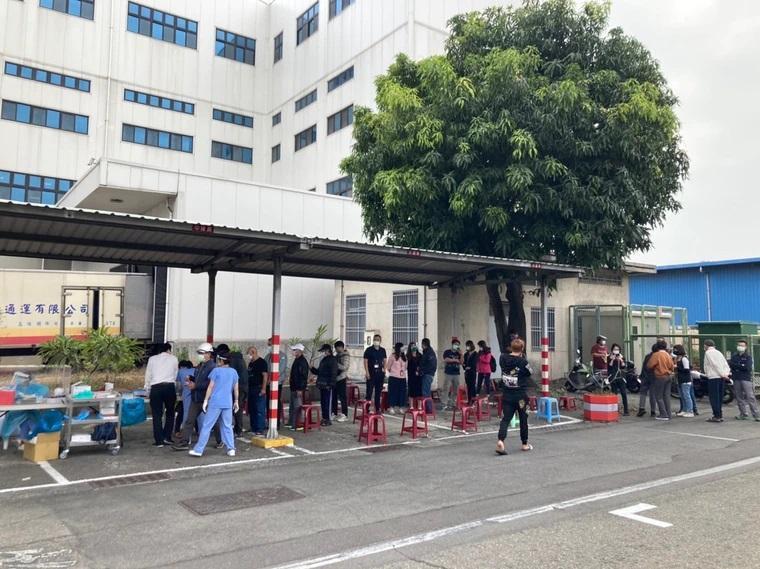 高雄群聚案在新光輪與診所方面,顯示Omicron變異株傳播之快,市府擴大篩檢以免有漏網之魚。(港務公司提供)