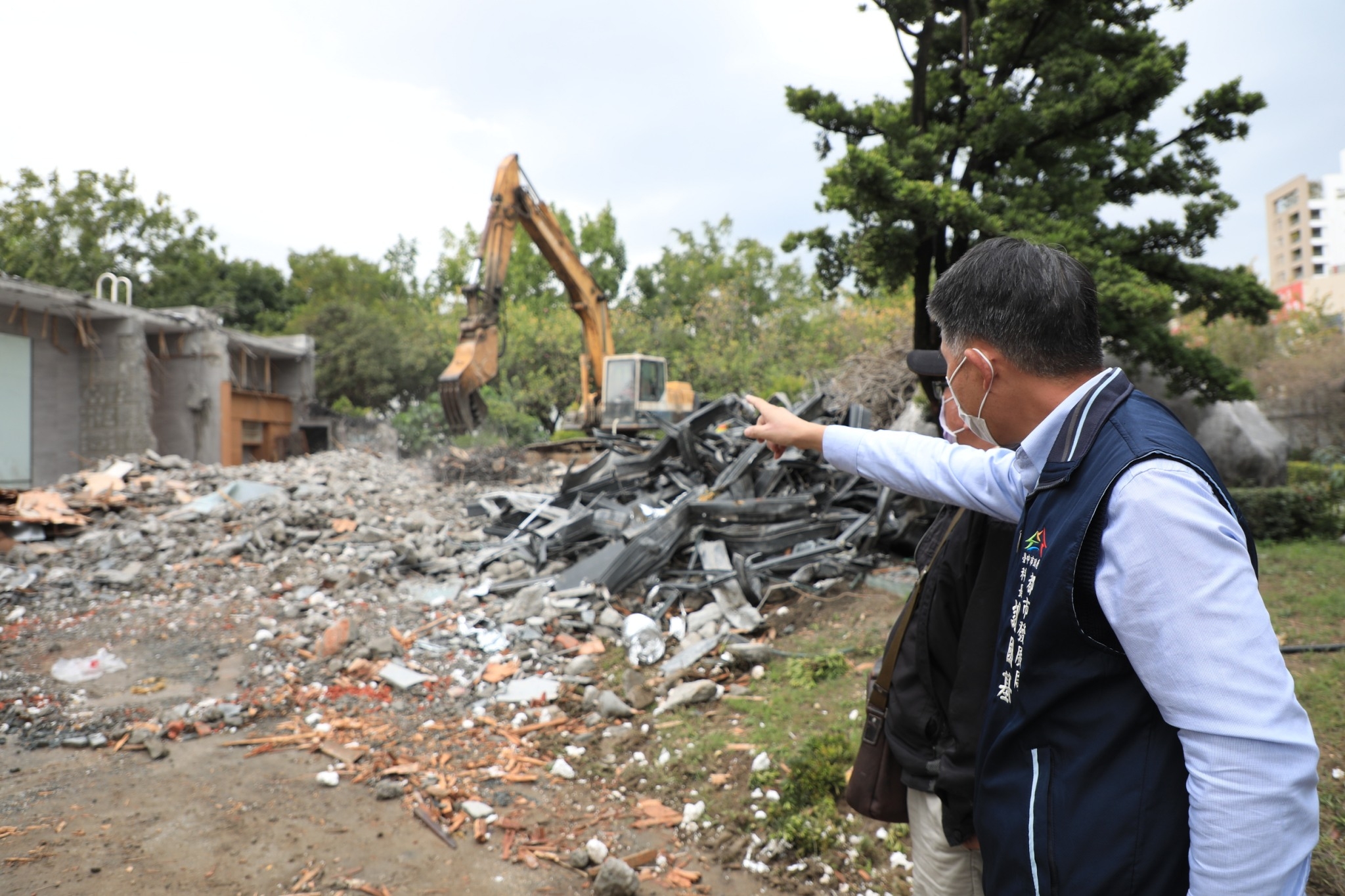 都發局複查顏家違建拆除情形。（台中市政府提供）