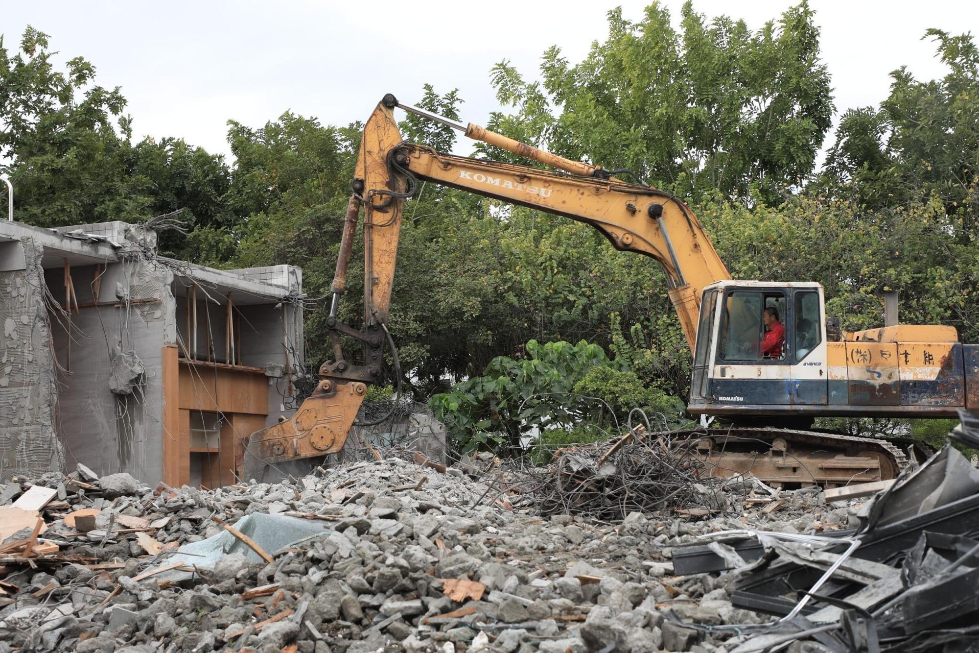 顏家817招待所違建拆除已接近完工。(台中市政府提供)