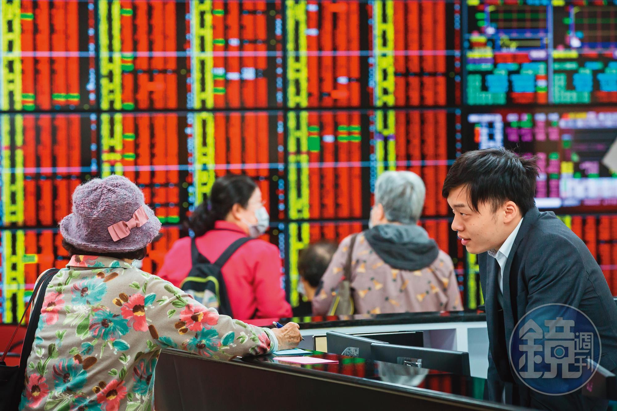 台股2021年漲勢凌厲，連結台股基金的投資型保單表現亮眼。