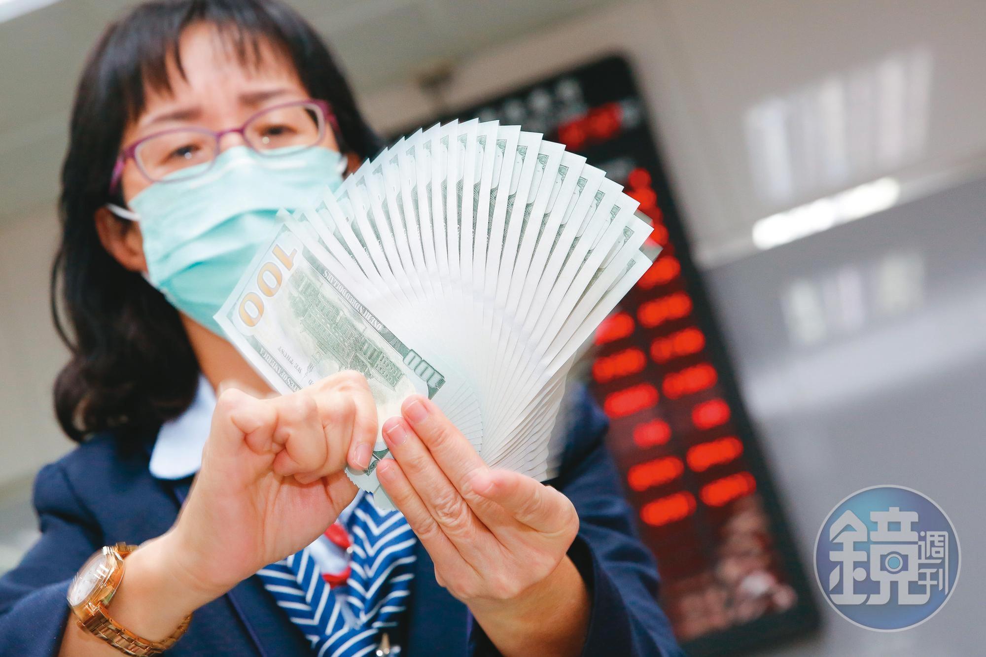持有外幣計價保單，小心匯損吃掉獲利。