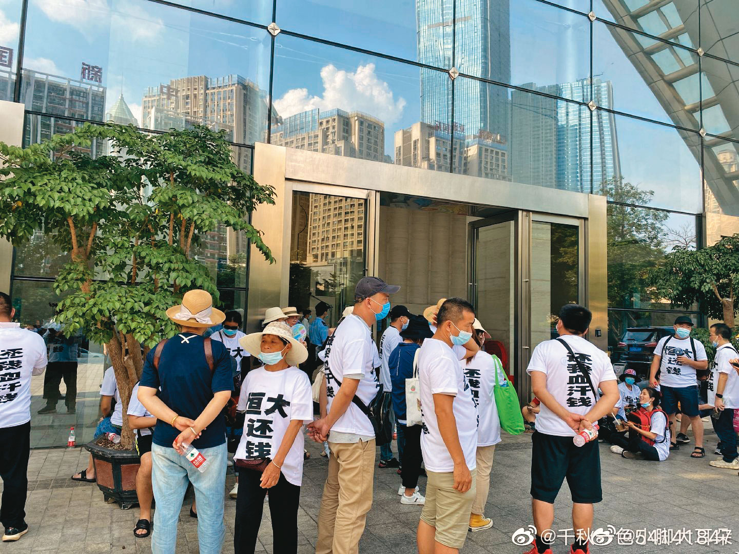 高收益債基金只要持有的標的踩到雷,就可能造成淨值下滑,去年中國恆大事件即是一例。(翻攝微博)