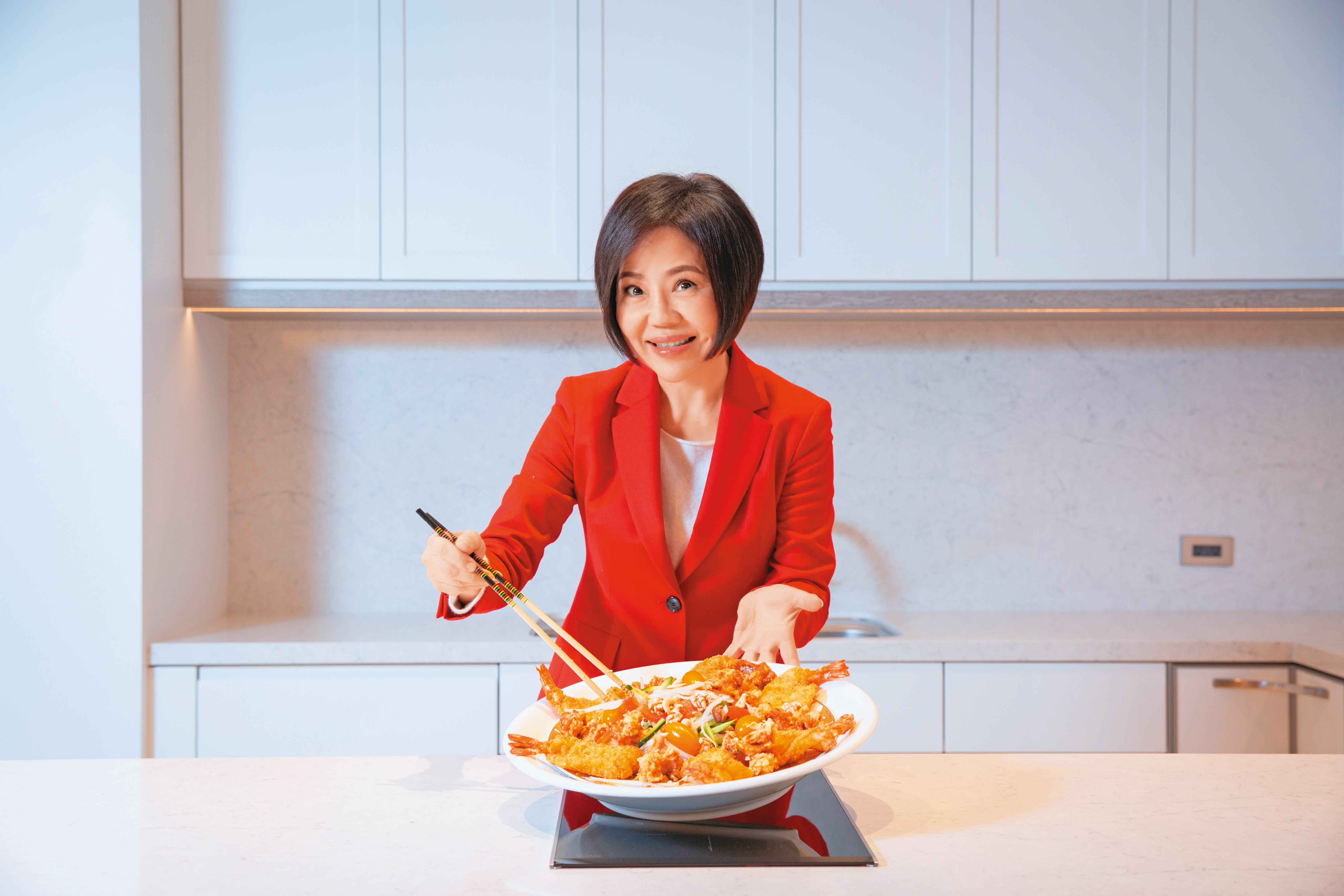 于美人注重儀式感，每逢過年必親自料理年菜，祈求好兆頭。