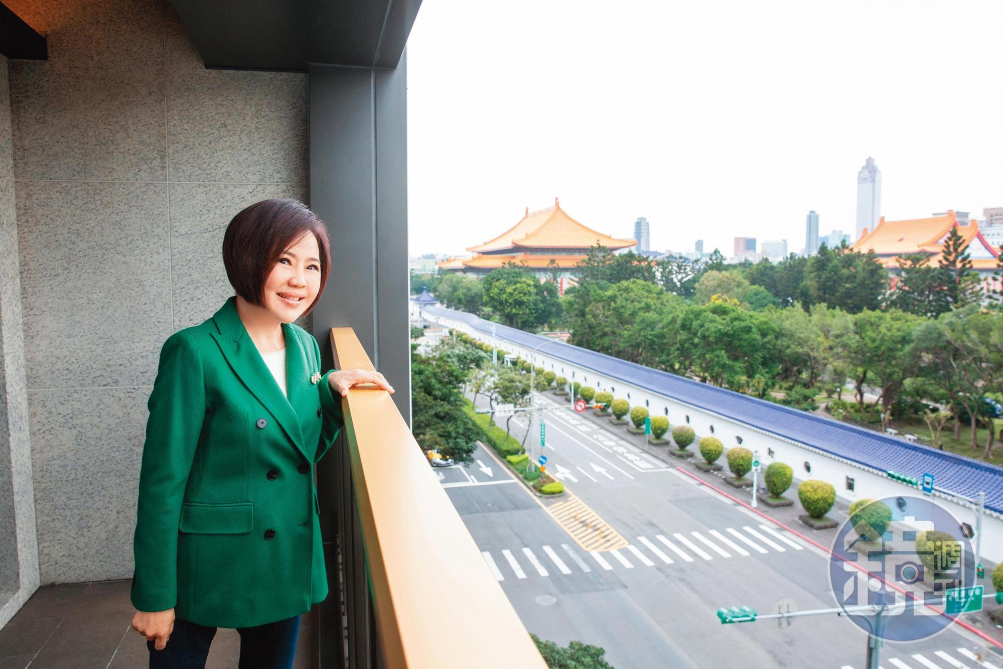 採訪當天與于美人約在中正紀念堂對面朋友的豪宅,視野開闊。