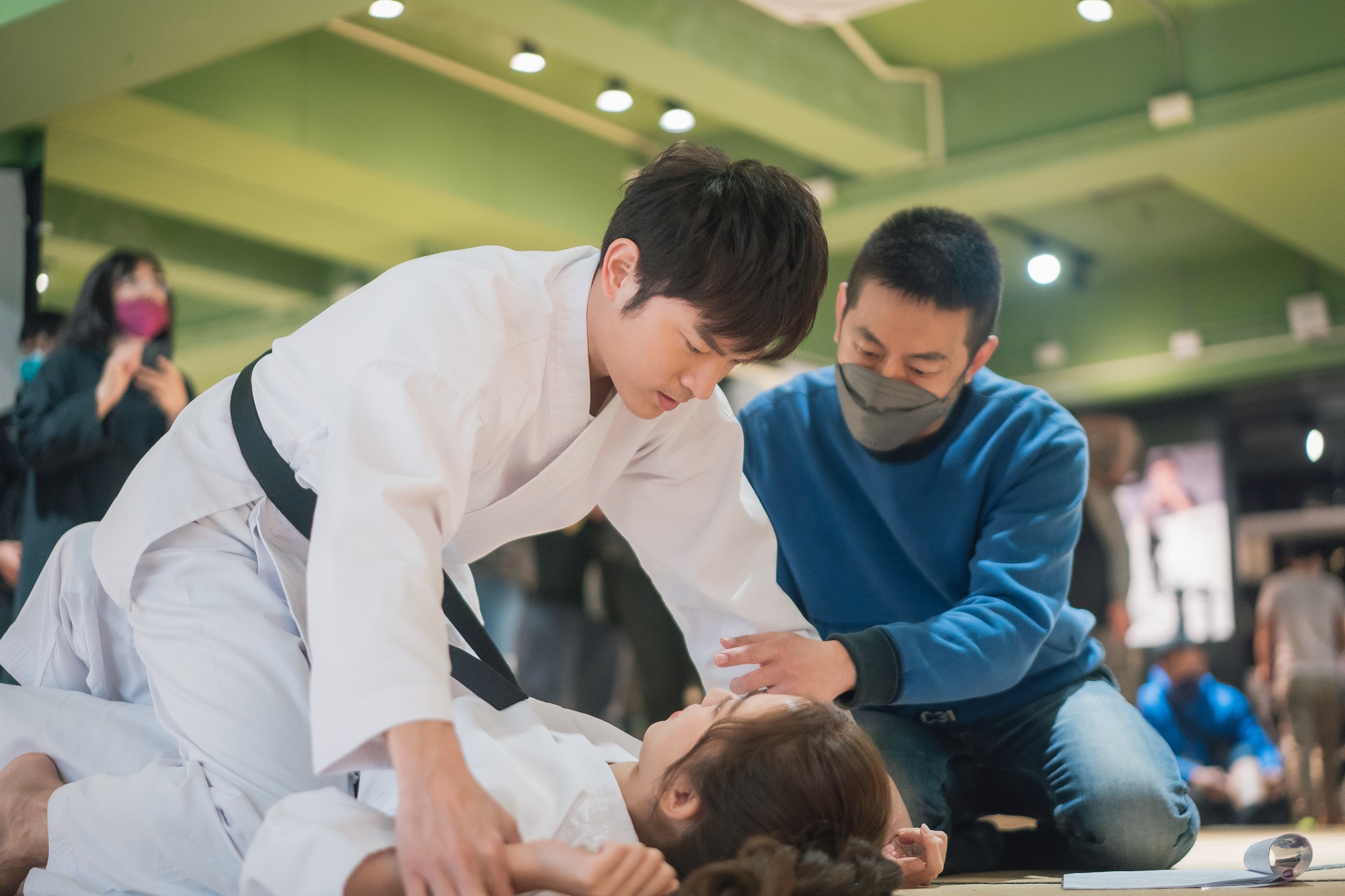 睽違八點檔戲劇8年的宥勝（上），與周曉涵（下）搭檔演出校園喜劇，彭兆鴻（右）在旁指導。（TVBS提供）