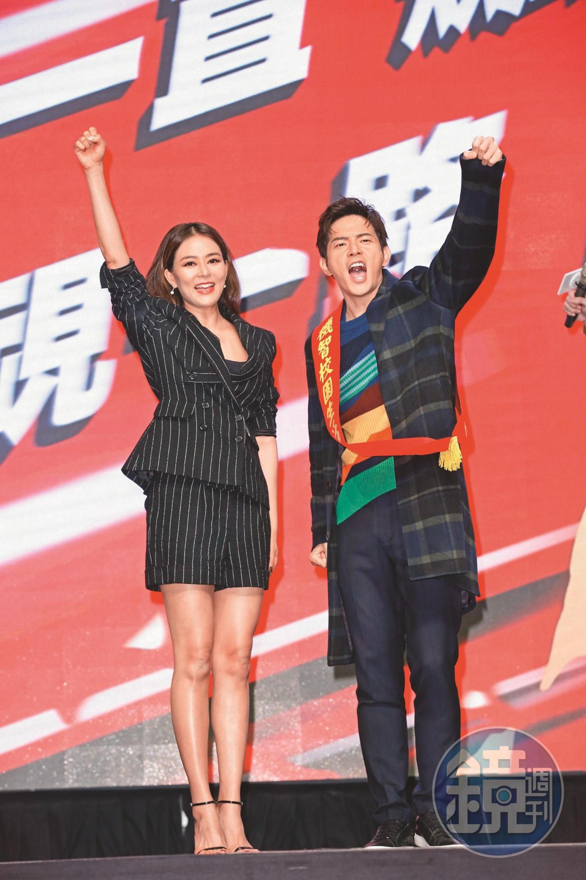 宥勝(右)從劉香慈(左)手中接下值星帶,象徵從《女力報到》系列接檔。