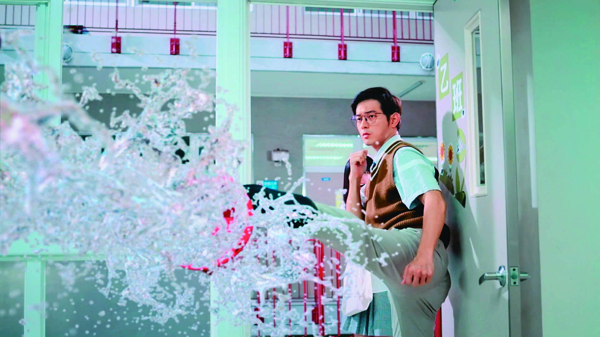 總導演彭兆鴻運用時間凝結特效鏡頭，把早年校園電影學生惡整老師的橋段重新包裝。（TVBS提供）