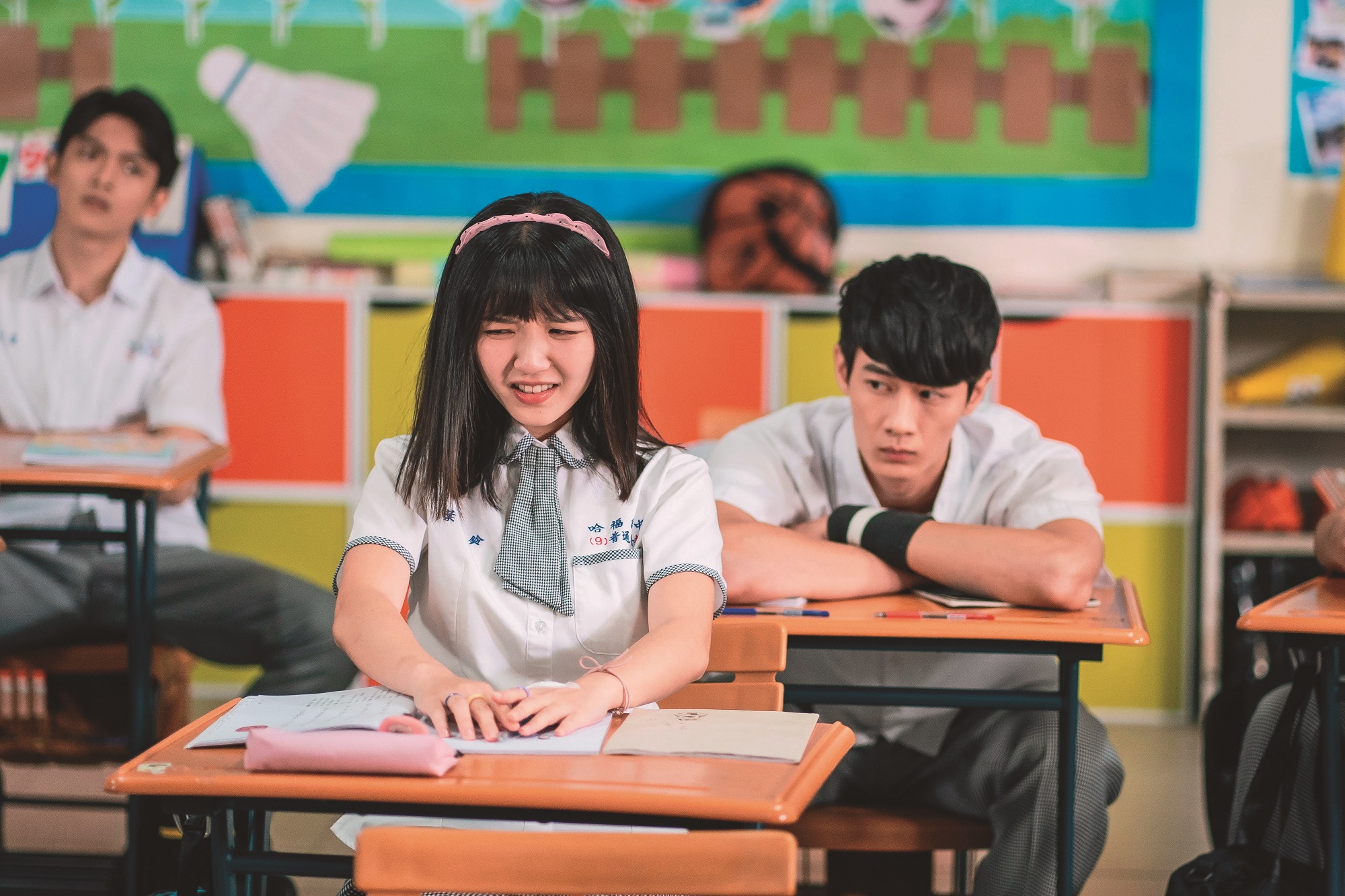 馮容潔（中）曾在《茶金》中客串家僕，如今與黃柏峰（右）談校園戀情。（TVBS提供）