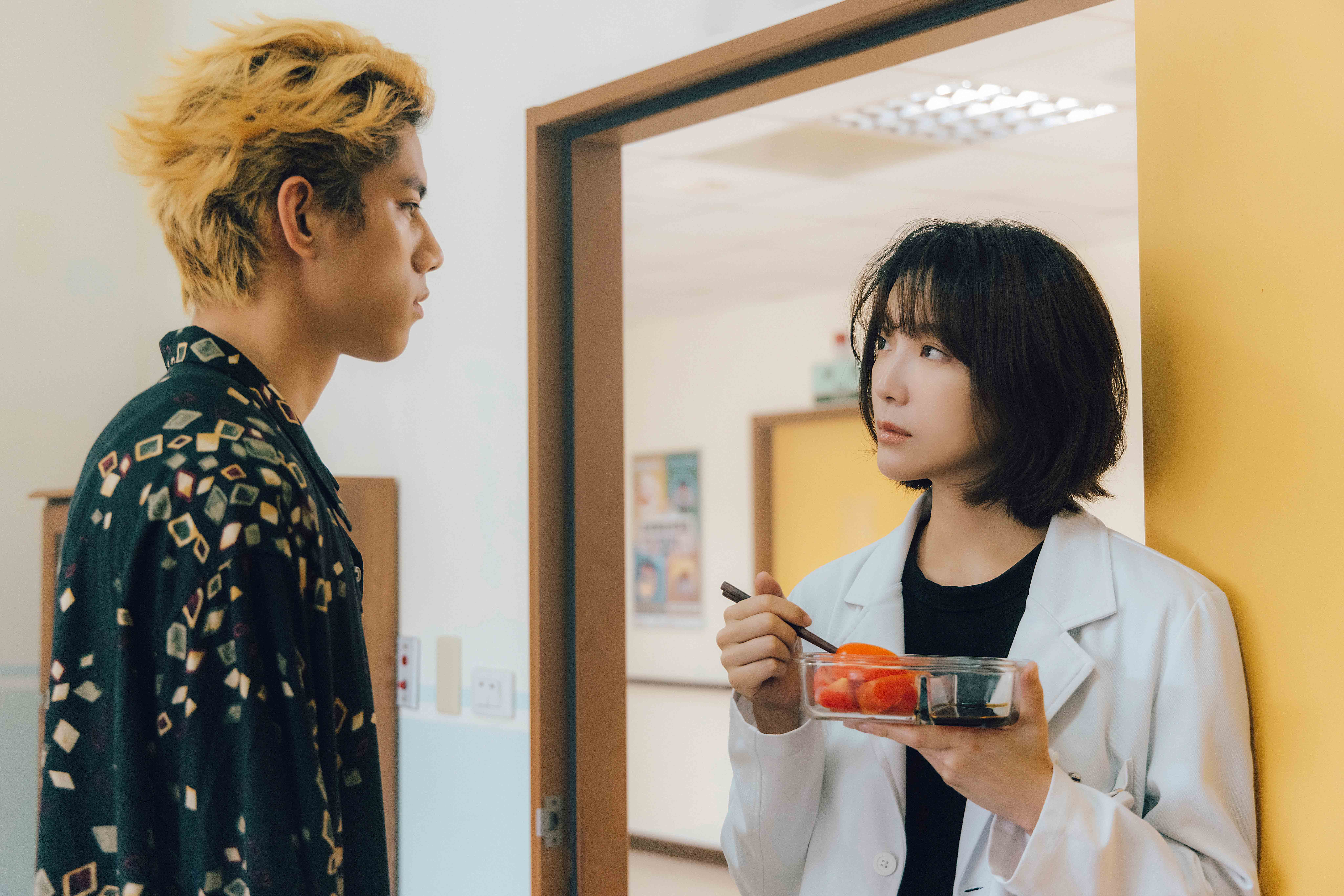 蔡淑臻（右）飾演女外科醫師和小鮮肉朱軒洋（左）的「姐弟戀」組合令人耳目一新。（公視提供）