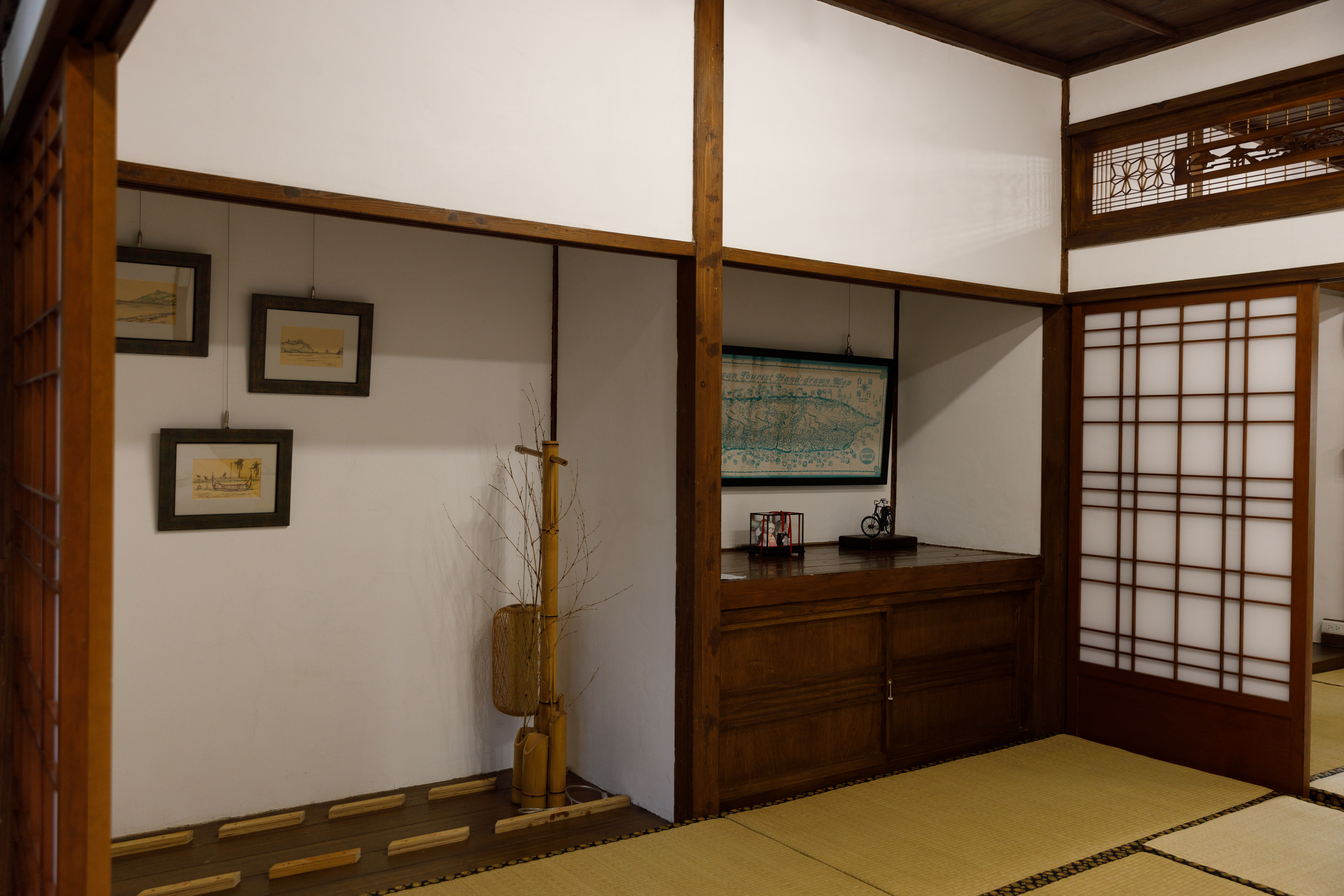 老屋內部空間、陳列物濃濃和風。