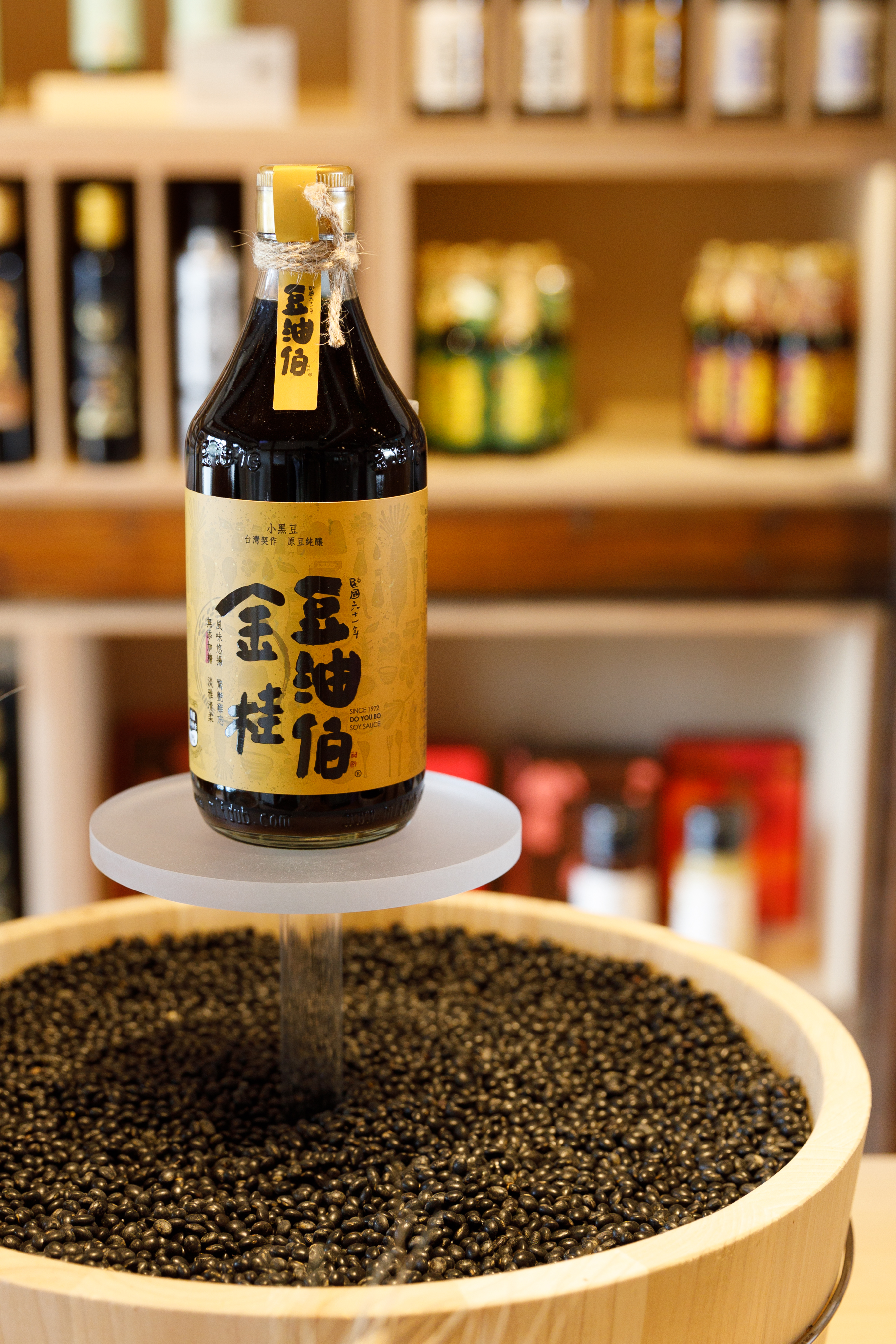 「金桂醬油」使用有機小黑豆釀製,無農藥殘留,釀製過程中不添加糖,嘗得到最純粹的甘醇。(400元/瓶)