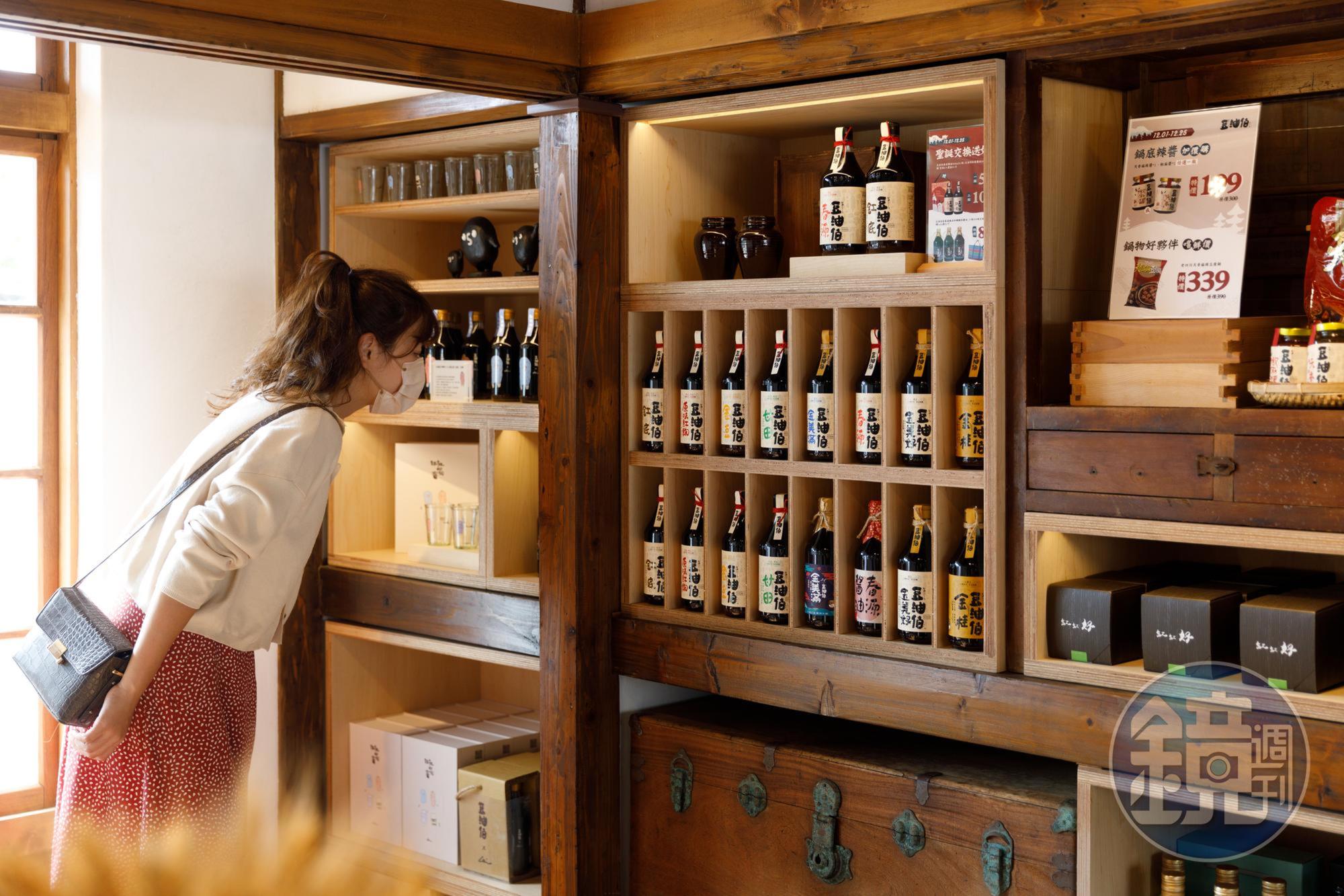 以日本「多寶閣」為靈感，在日式老屋方形牆內擺放醬油展示。