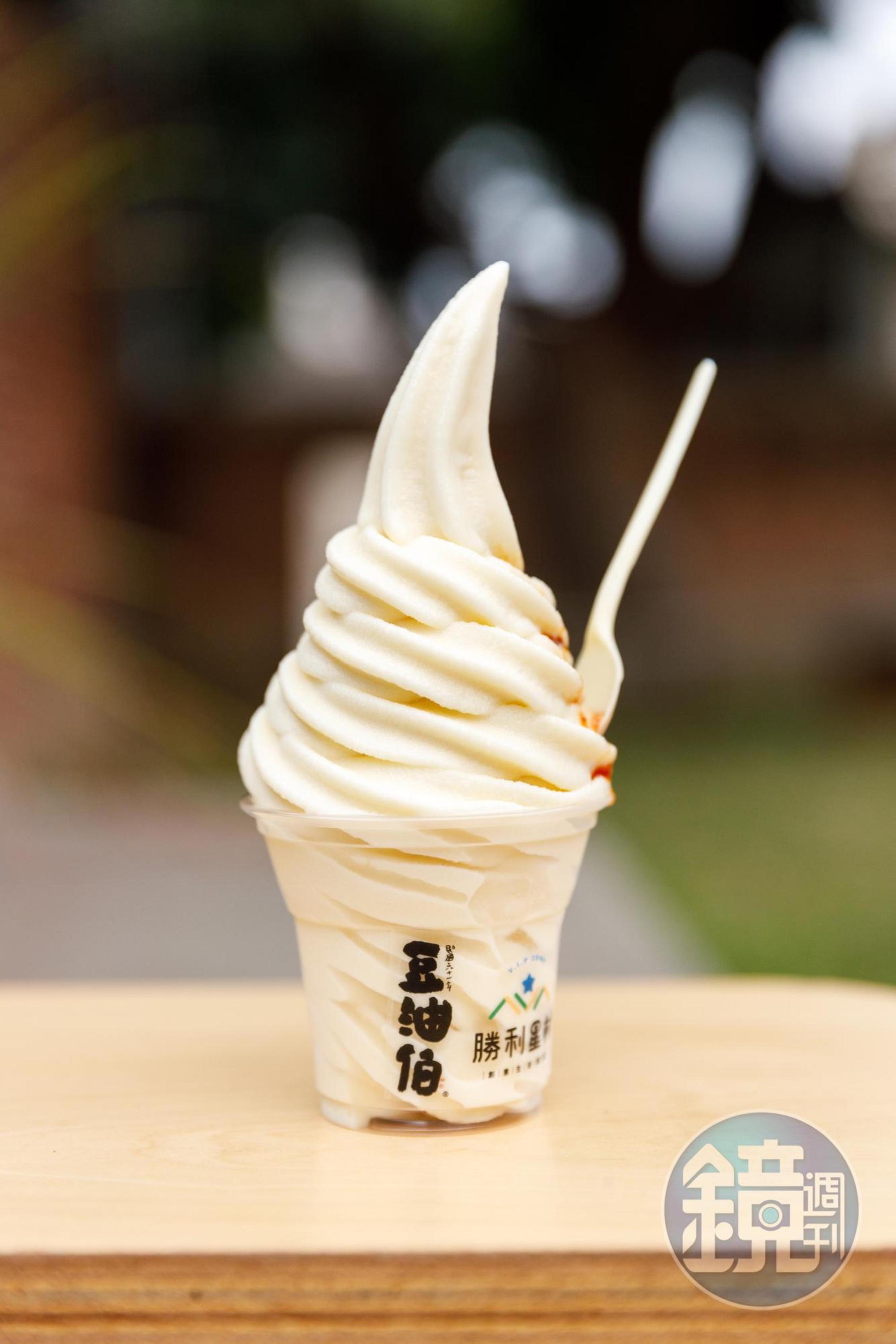 「兜遊冰」搭配醬料一起吃，碰撞出 獨特的鹹甜口味。（60元／份） 
