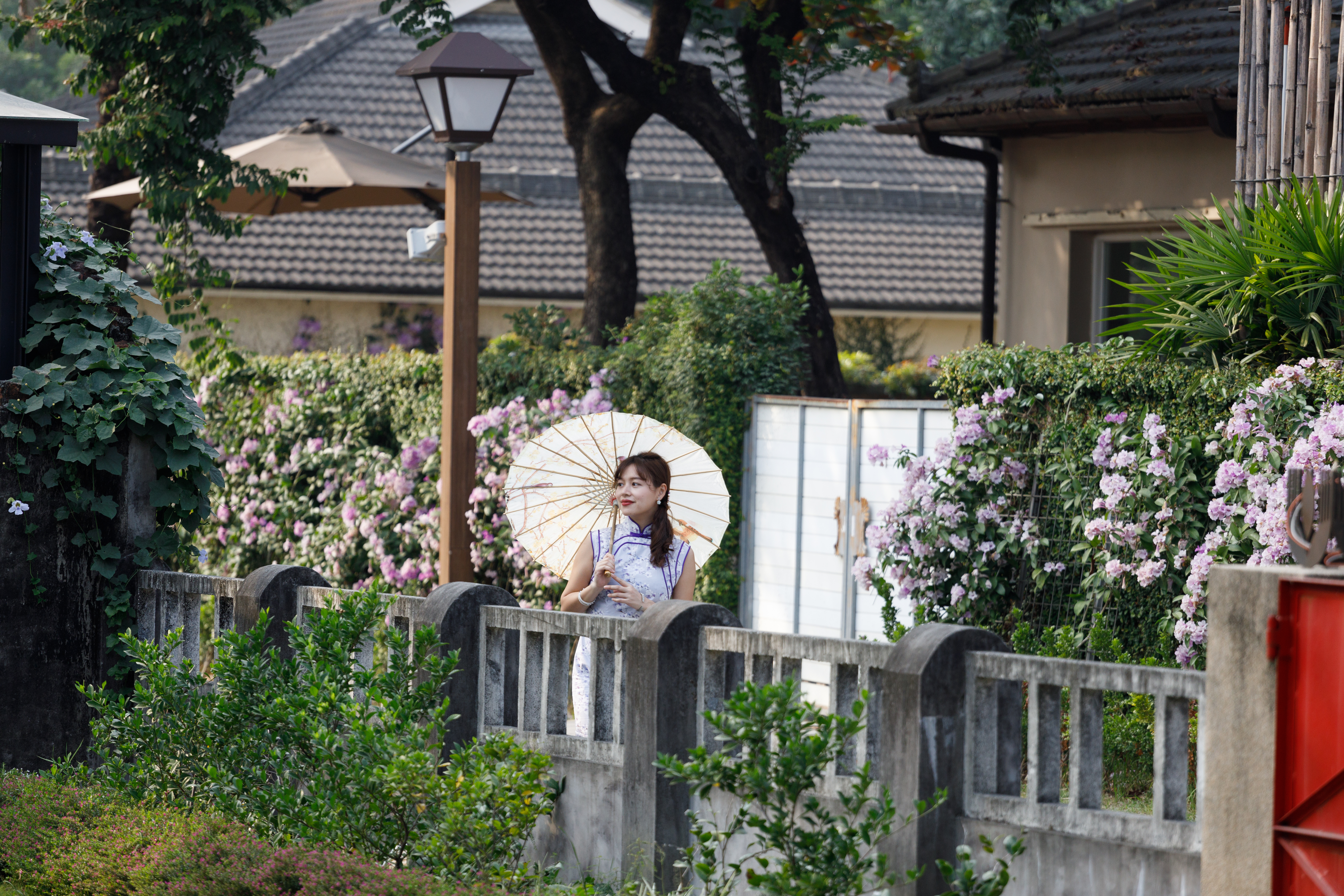 穿著旗袍走在老眷村裡，更有懷舊之感。 