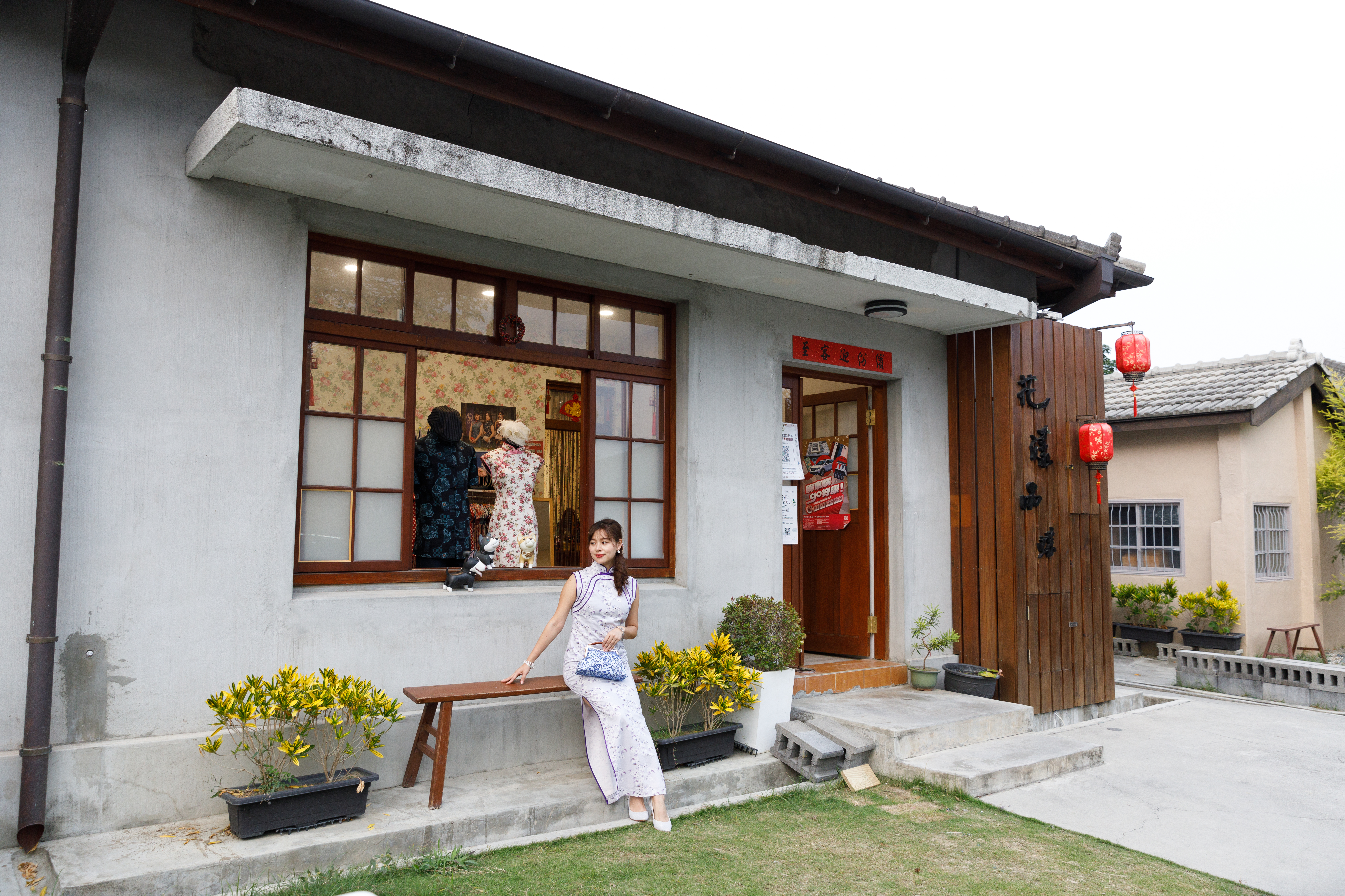 「花漾雨蝶」原址是攝影官羅超群的住家，據說夫人喜愛穿旗袍，搬家時帶走了整衣櫃的旗袍。