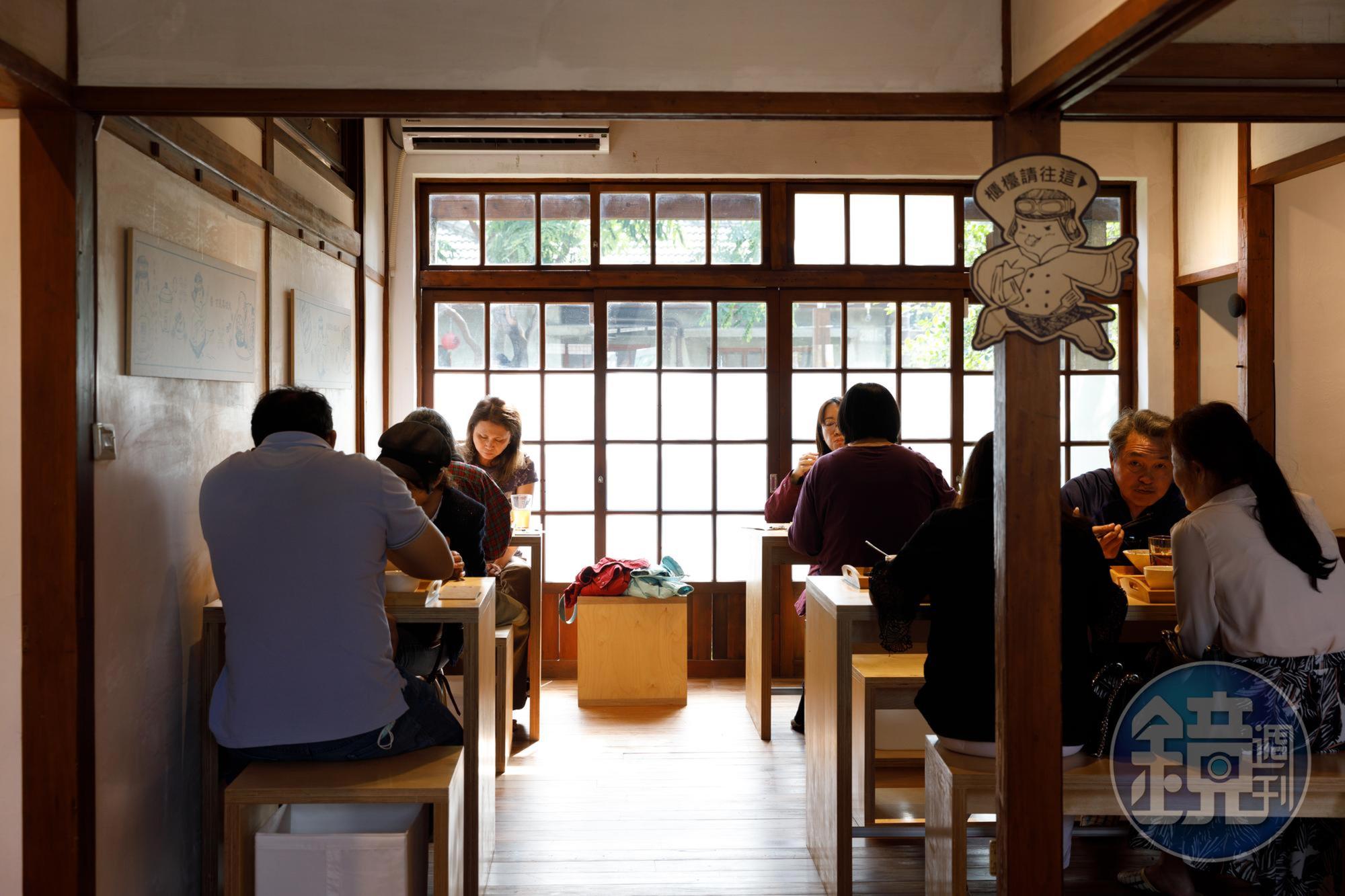 「黎記醬鴨」僅有勝利星村分店提供用餐空間，並打造成眷村食堂。