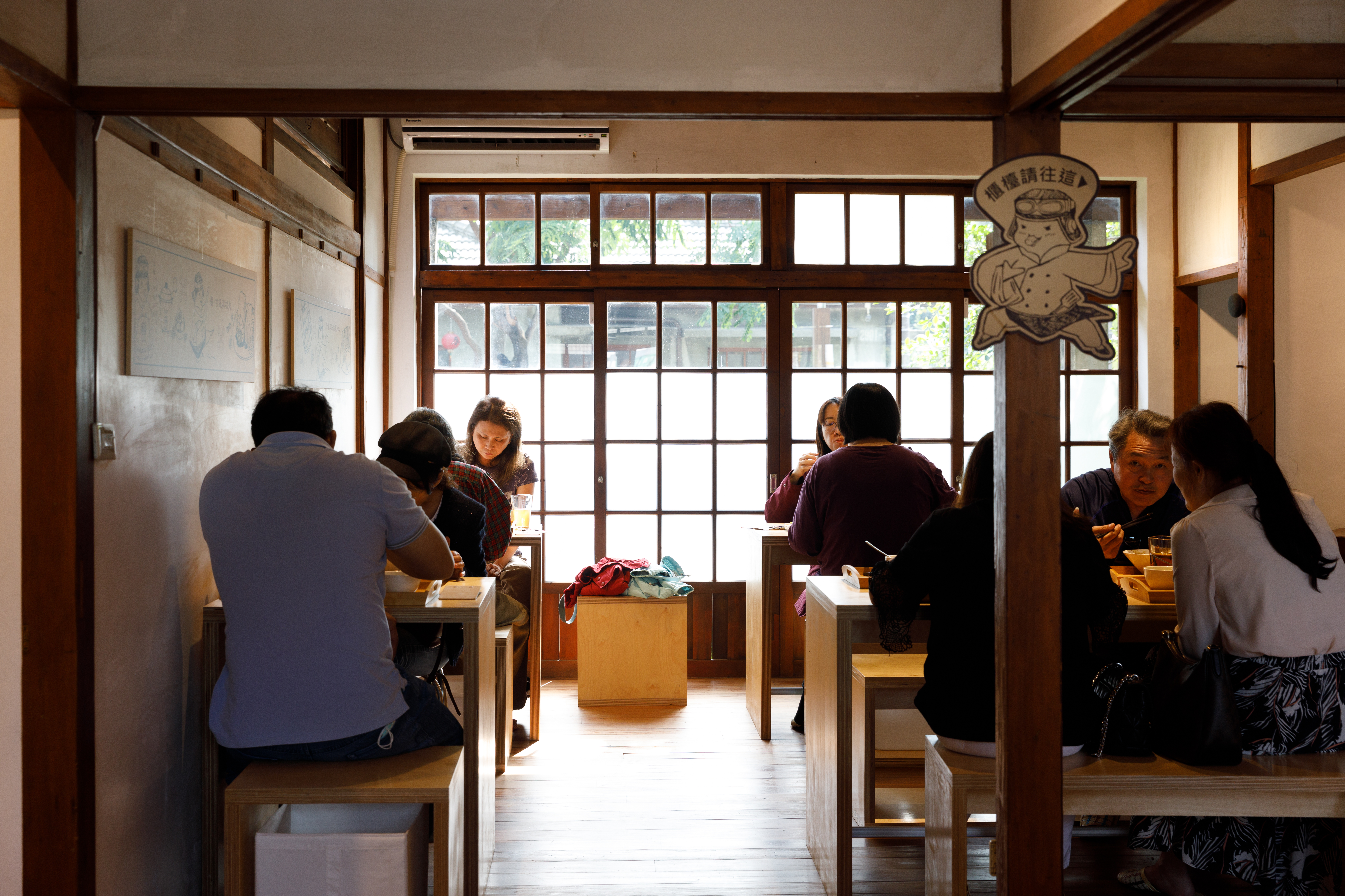 「黎記醬鴨」僅有勝利星村分店提供用餐空間，並打造成眷村食堂。