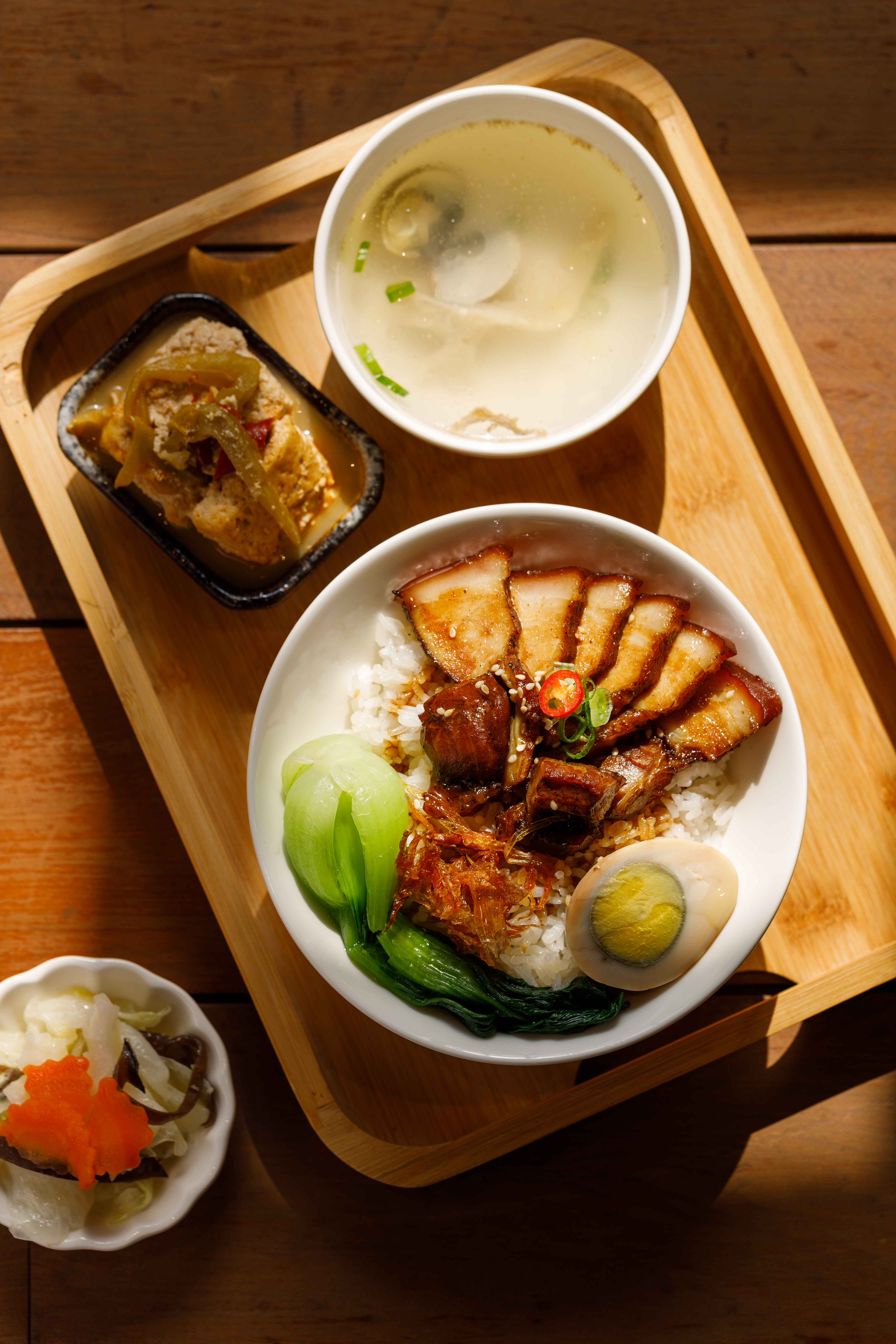 「醬燒五花肉飯套餐」是店內人氣餐點。（189元／份）
