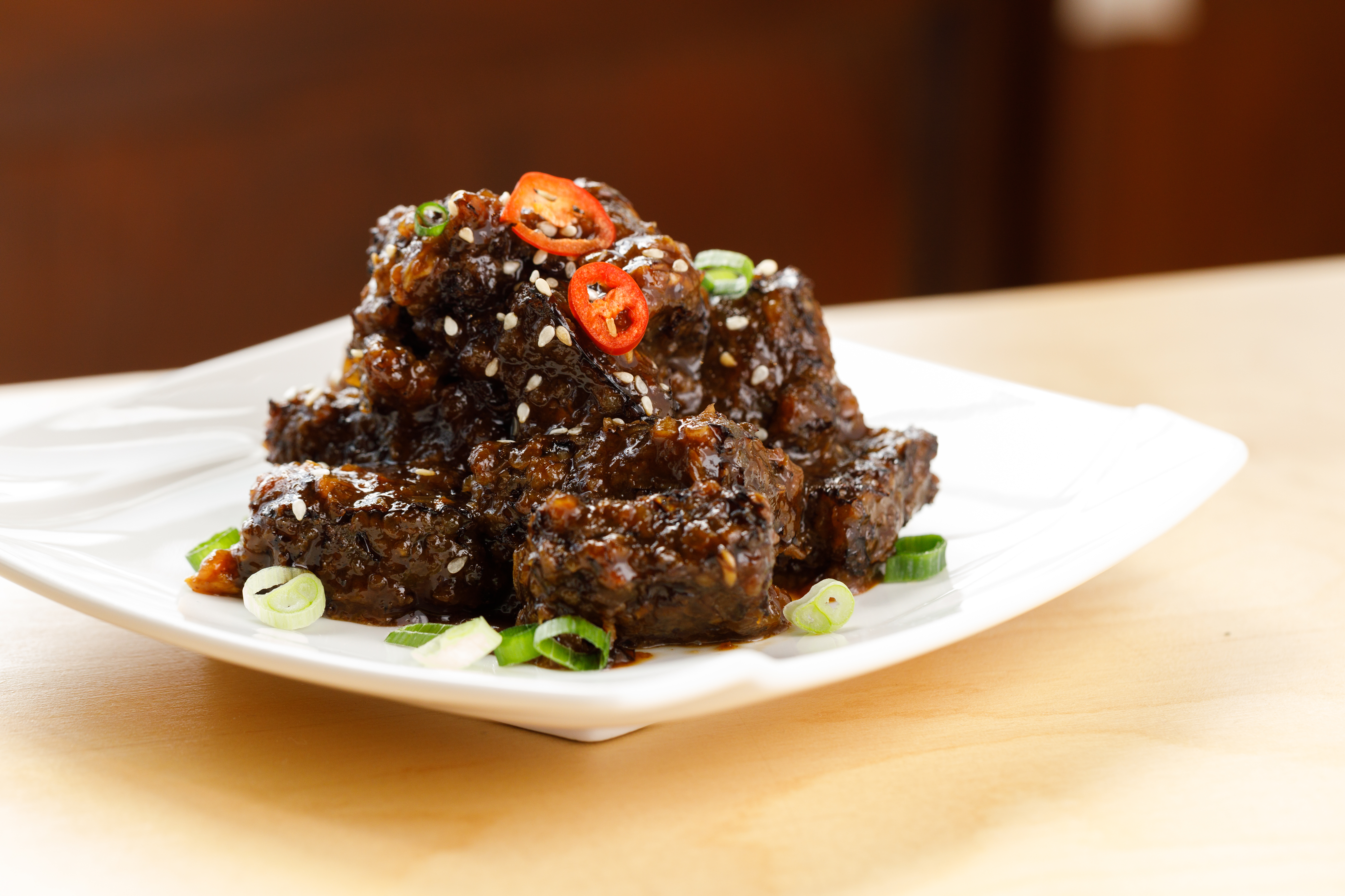 除了醬鴨系列，店內也販售獨門小菜，「冰糖米血」是許多饕客必點的隱藏招牌菜。（49元／份）