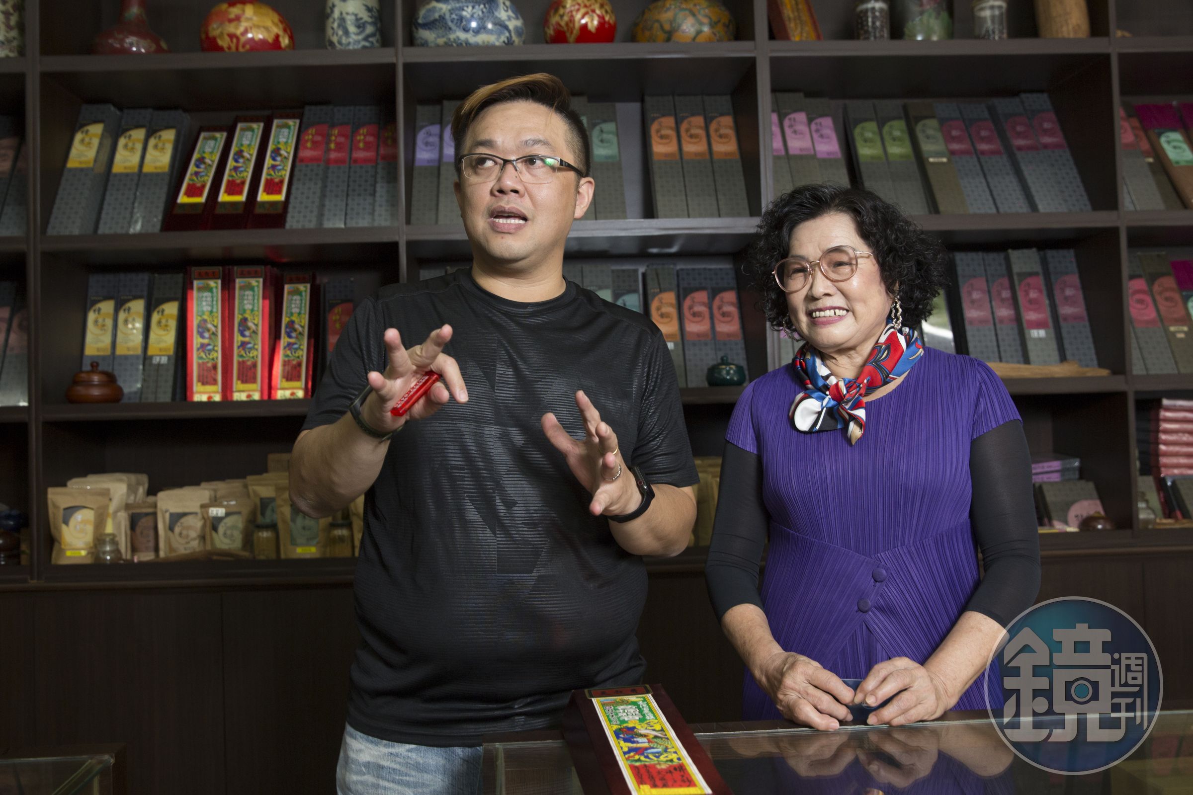 施燁志（左）接班後改包裝，推新香，母親（右）受到他的決心感動，也從反對轉為贊同。