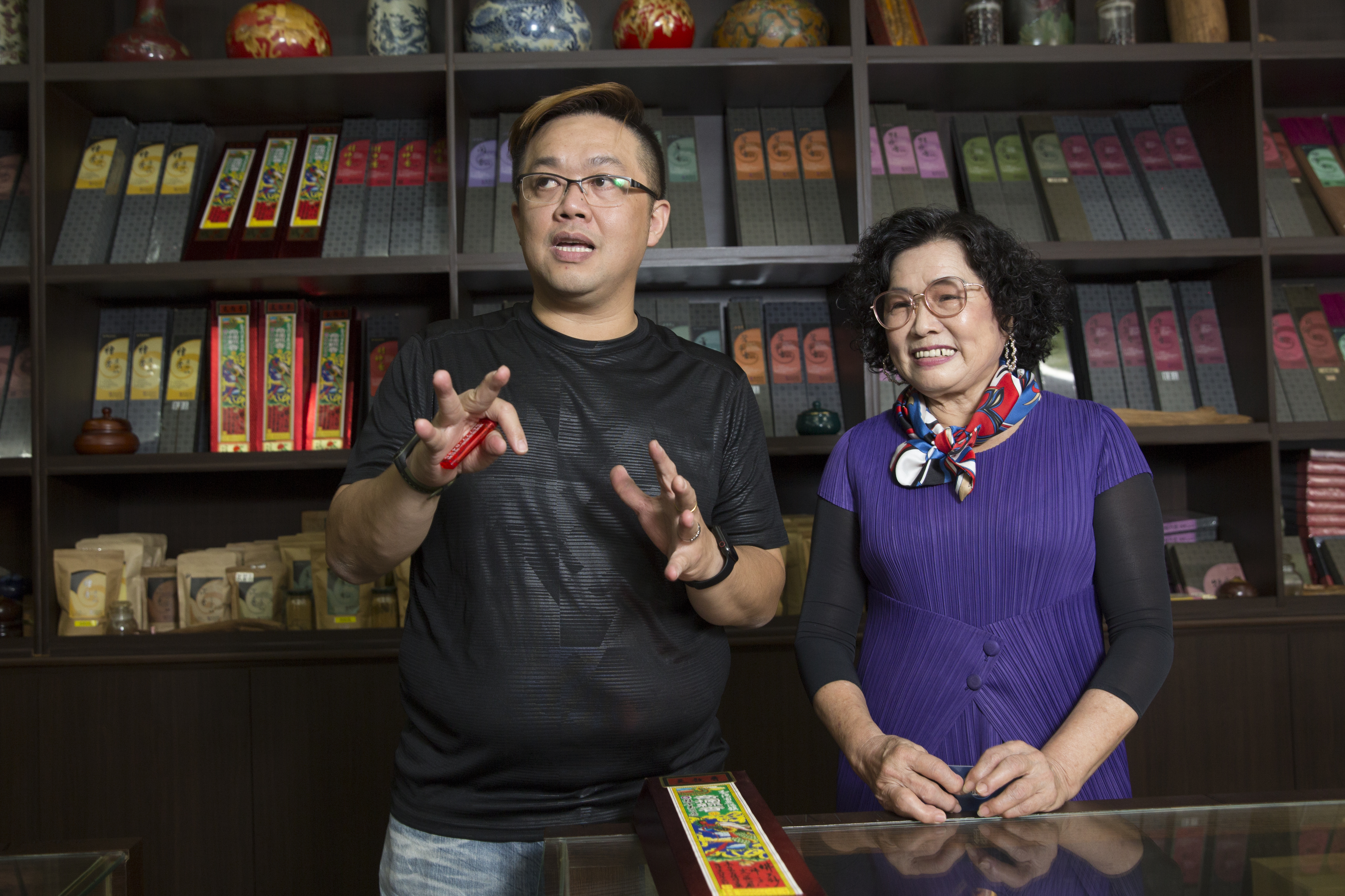 施燁志（左）接班後改包裝，推新香，母親（右）受到他的決心感動，也從反對轉為贊同。