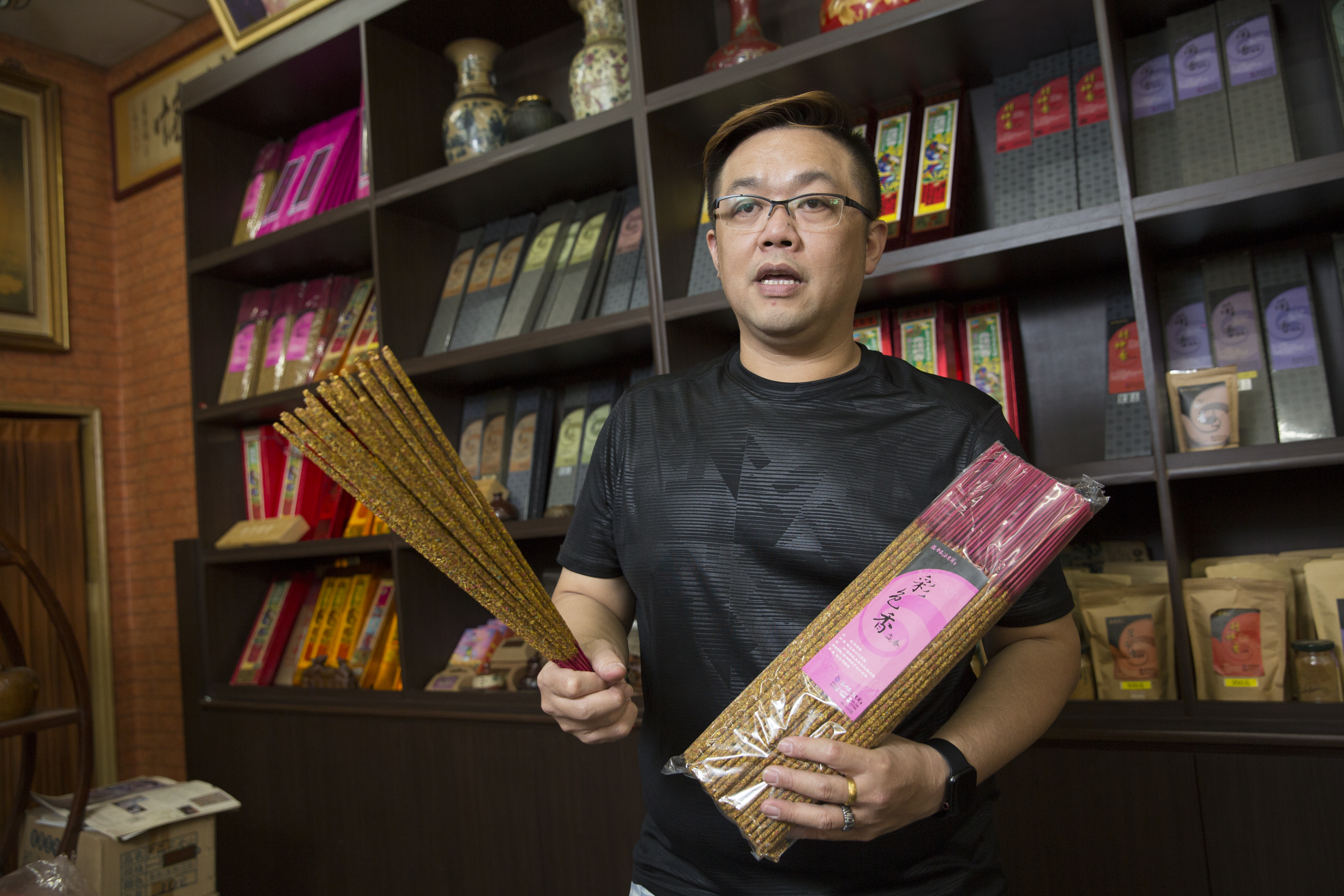 施燁志到廟宇拜拜用彩色香，又稱發財香，因顏色亮眼，常被收香的人誤認是廟方或主委所點，留在香爐中的機率較高。（彩色香立香，250元／斤）